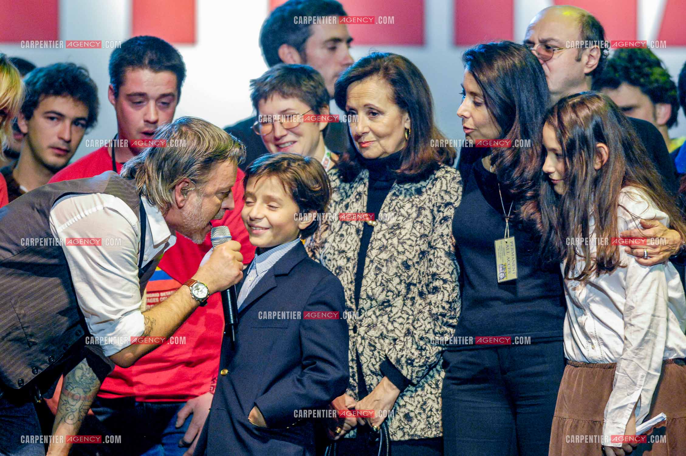 Le chanteur Renaud lors d un concert de soutien au Zenith de Paris au profis de la liberation d'Ingrid Betancourt. Renaud entouré de la famille de Ingrid Betancourt.