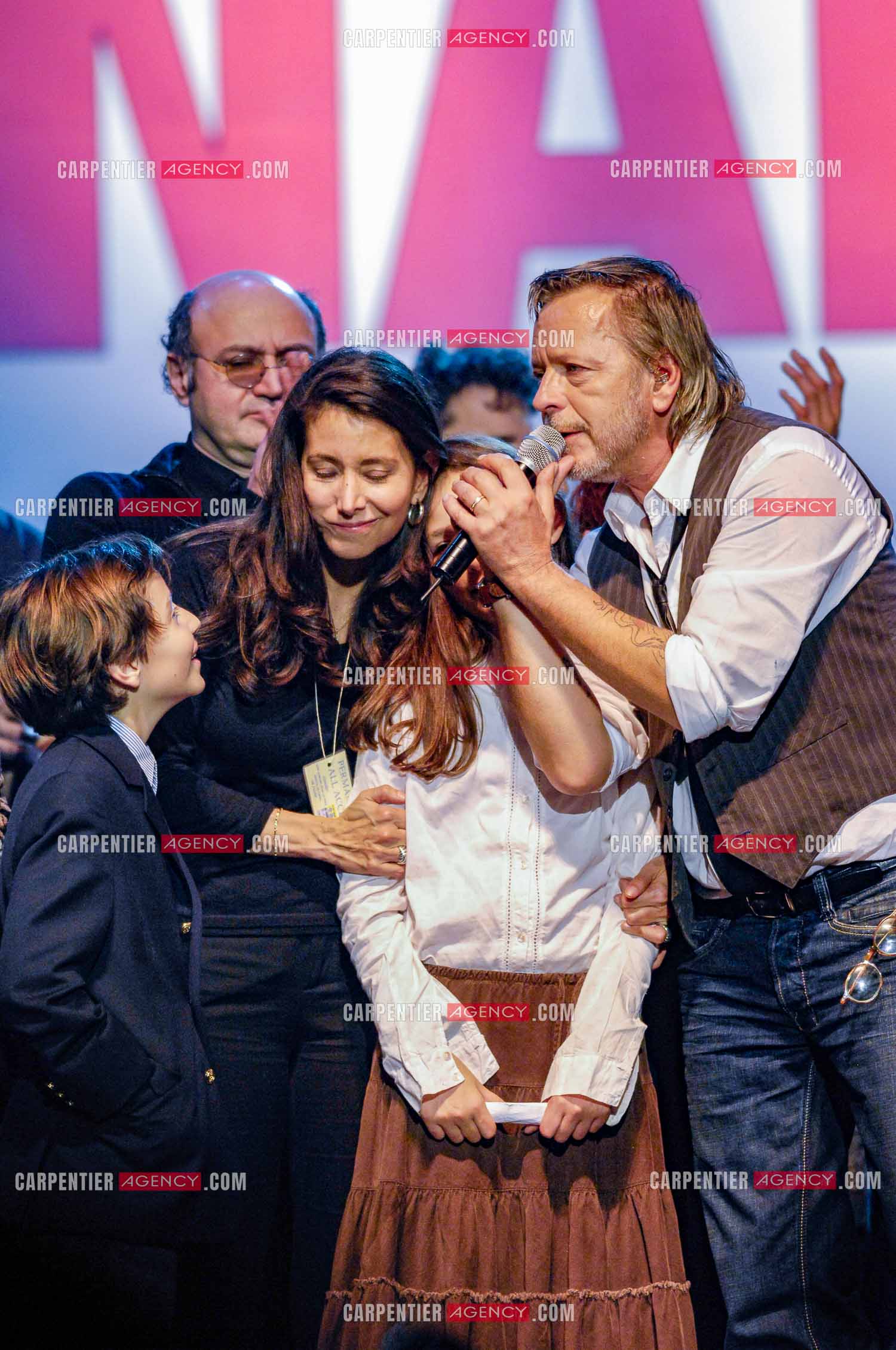 Le chanteur Renaud lors d un concert de soutien au Zenith de Paris au profis de la liberation d'Ingrid Betancourt. Renaud entouré de la famille de Ingrid Betancourt.