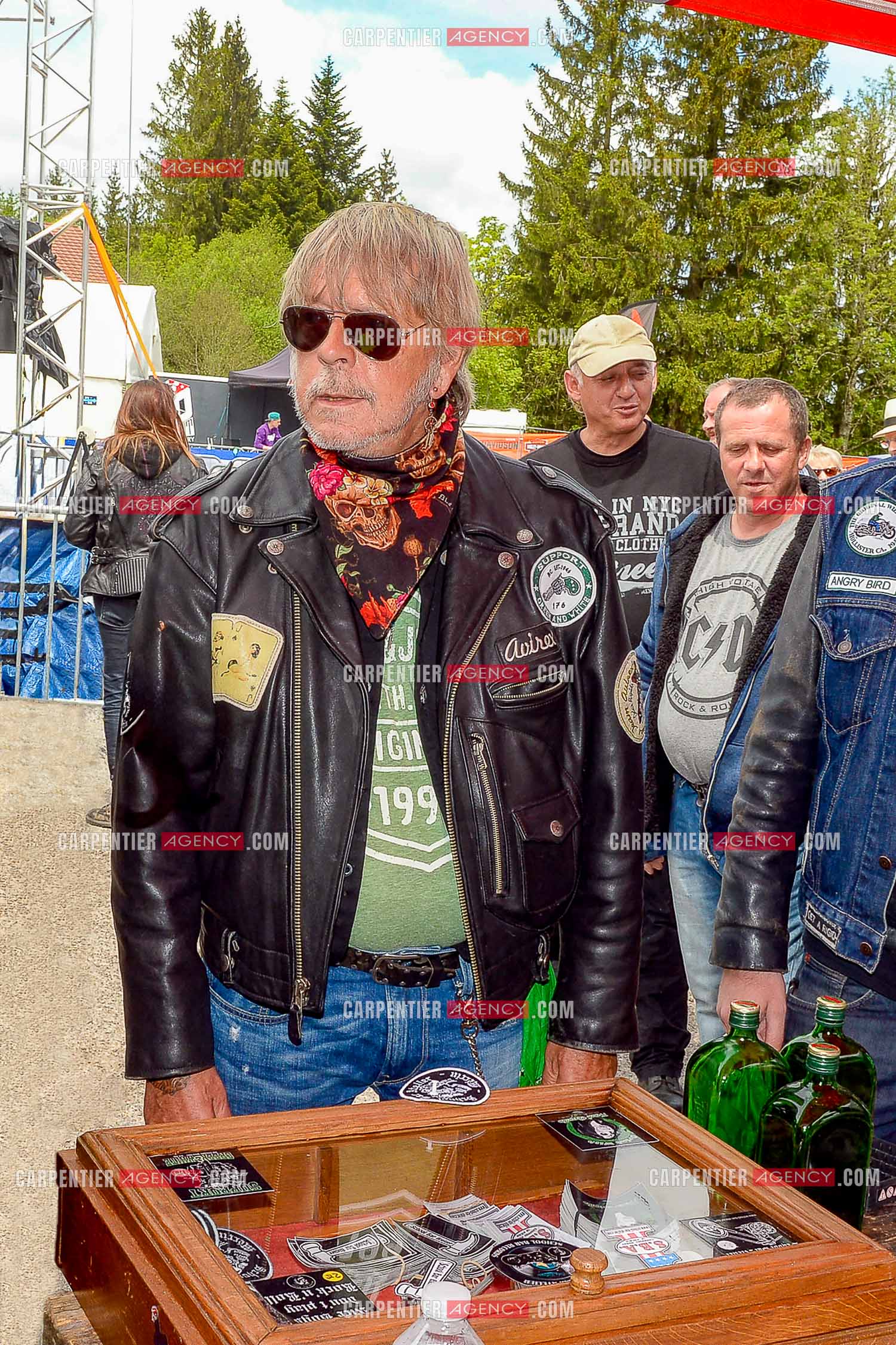Le chanteur Renaud ( parrain de cette seconde édition ) assiste au "Motordays" à Gérardmer en 2016. Renaud visite les stands à la recherche de tee-shirts ou autres souvenirs.  ( Exclusif )