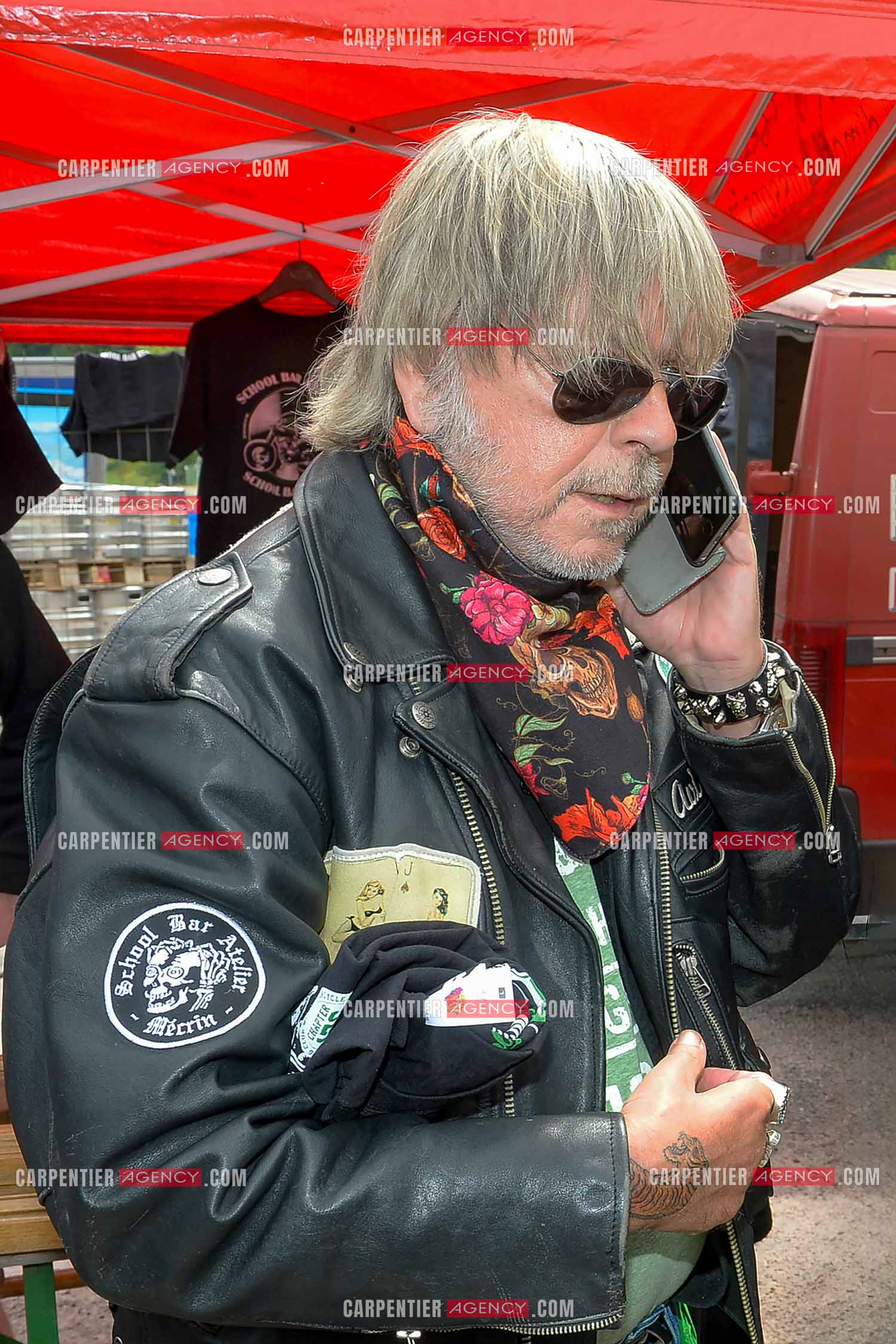 Le chanteur Renaud ( parrain de cette seconde édition ) assiste au "Motordays" à Gérardmer en 2016. Renaud visite les stands à la recherche de tee-shirts ou autres souvenirs.  ( Exclusif )
