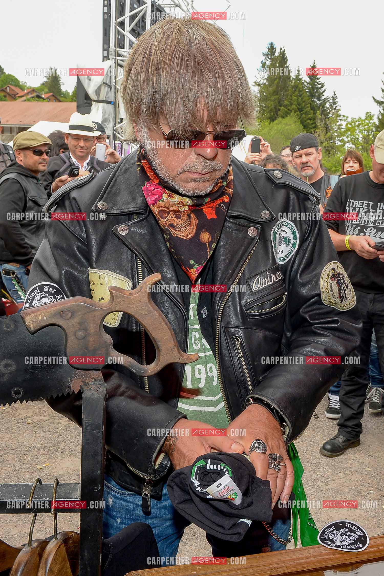 Le chanteur Renaud ( parrain de cette seconde édition ) assiste au "Motordays" à Gérardmer en 2016. Renaud visite les stands à la recherche de tee-shirts ou autres souvenirs.  ( Exclusif )