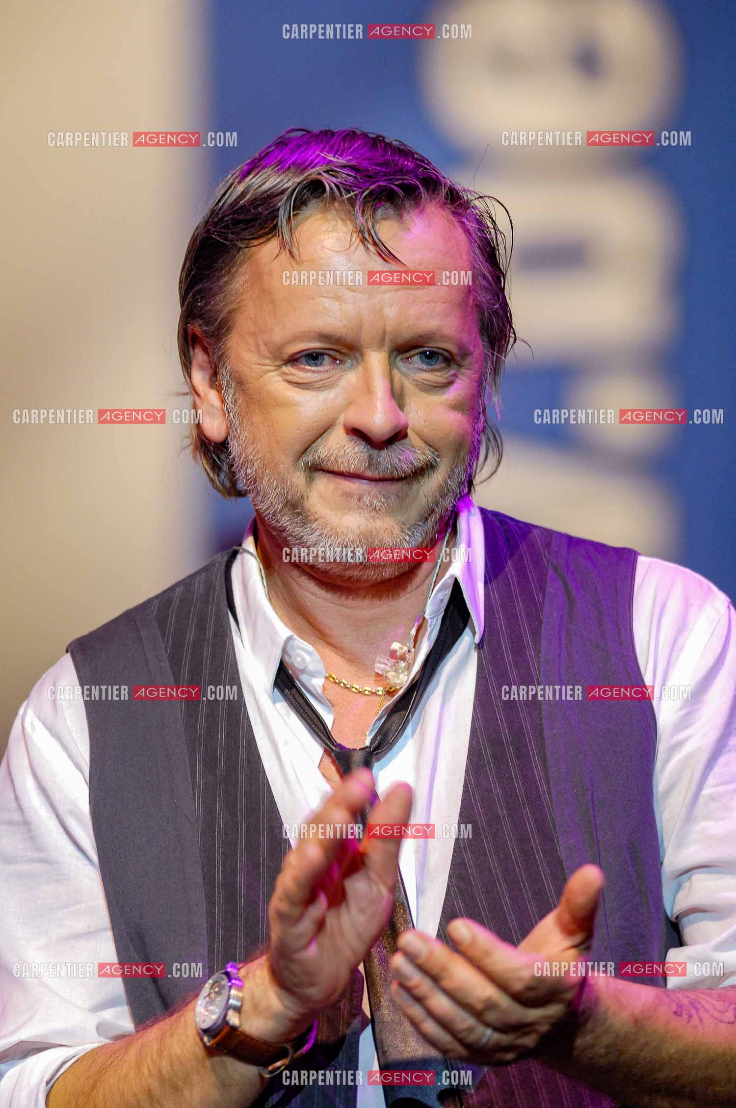 Renaud lors d un concert de soutien au Zenith de Paris au profis de la liberation d Ingrid Betancourt.