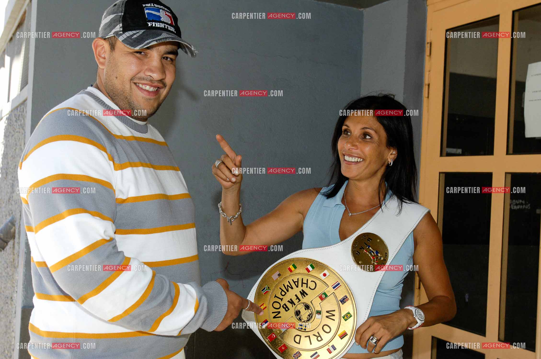 Nora PREZIOSI femme politique française Adjointe au Maire de Marseille Jean-Claude Gaudin, et chargé des femmes, conseillère Régionale Région Sud. ici, dans les quartiers de Marseille avec les jeunes des cités. ( Exclue )