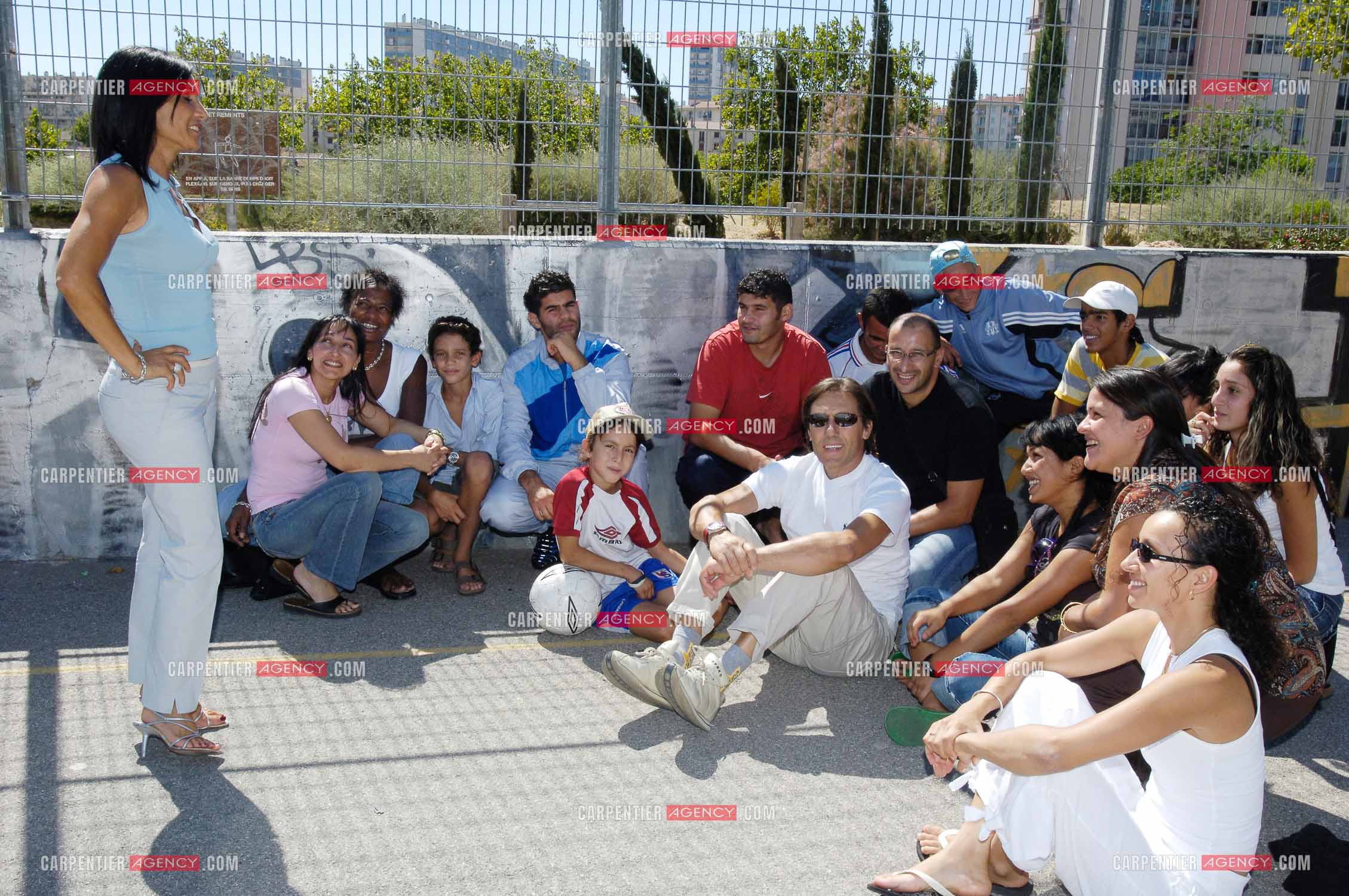 Nora PREZIOSI femme politique française Adjointe au Maire de Marseille Jean-Claude Gaudin, et chargé des femmes, conseillère Régionale Région Sud. ici, dans les quartiers de Marseille avec les jeunes des cités. ( Exclue )