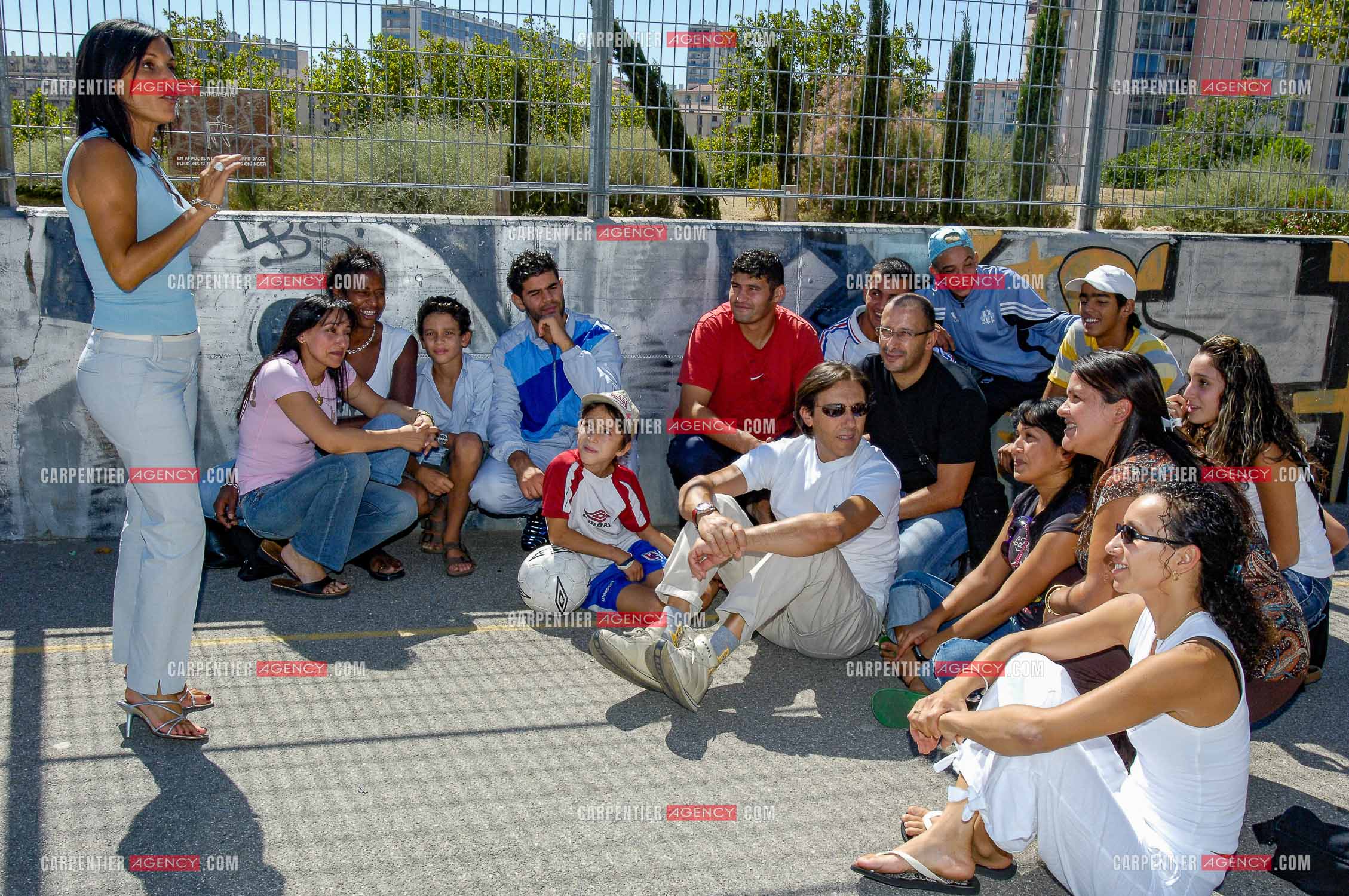 Nora PREZIOSI femme politique française Adjointe au Maire de Marseille Jean-Claude Gaudin, et chargé des femmes, conseillère Régionale Région Sud. ici, dans les quartiers de Marseille avec les jeunes des cités. ( Exclue )