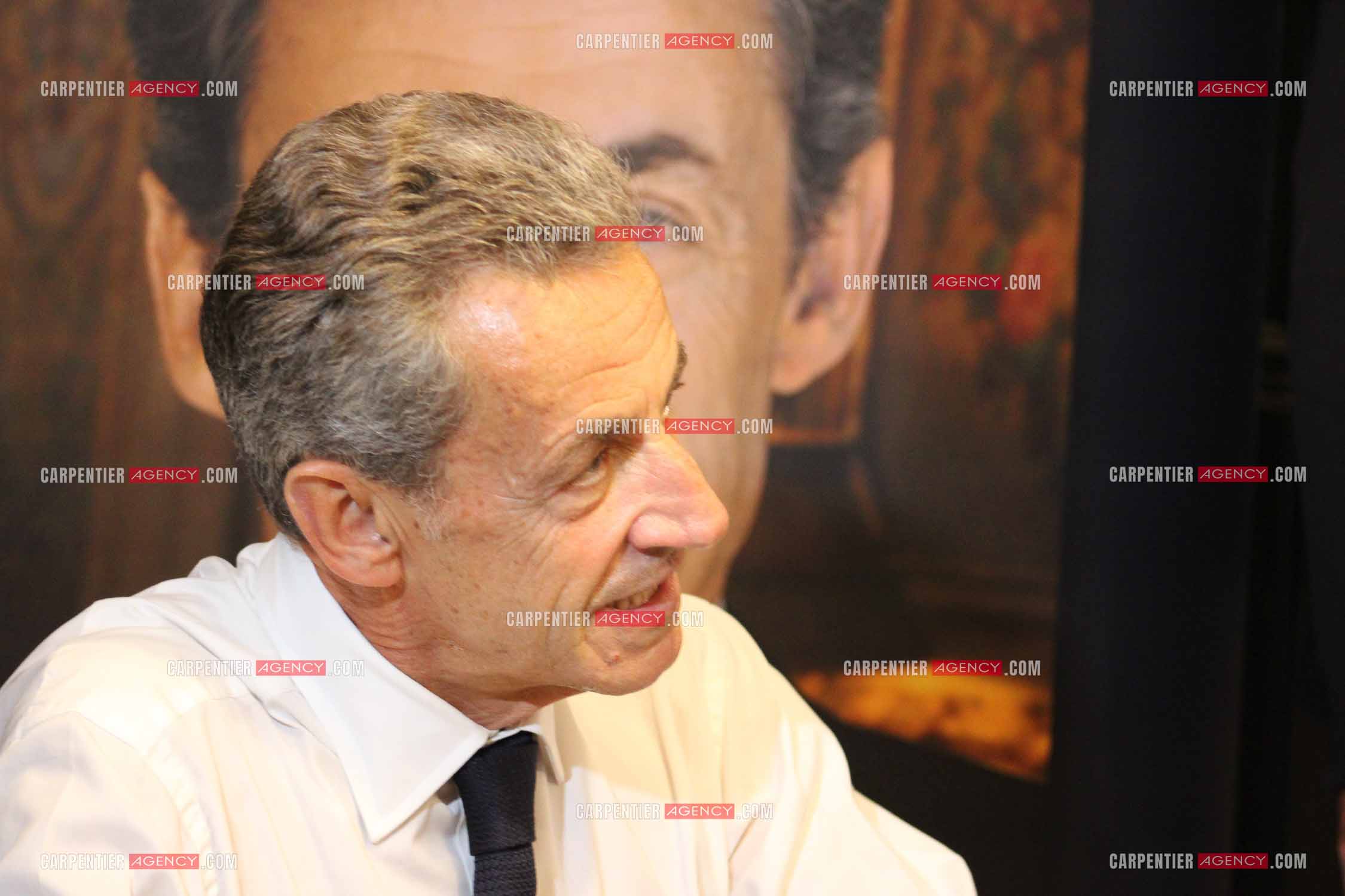 Dédicace de l'ex Président Nicolas Sarkozy pour la sortie de son livre "Le temps des combats" sorti aux éditions Fayard.