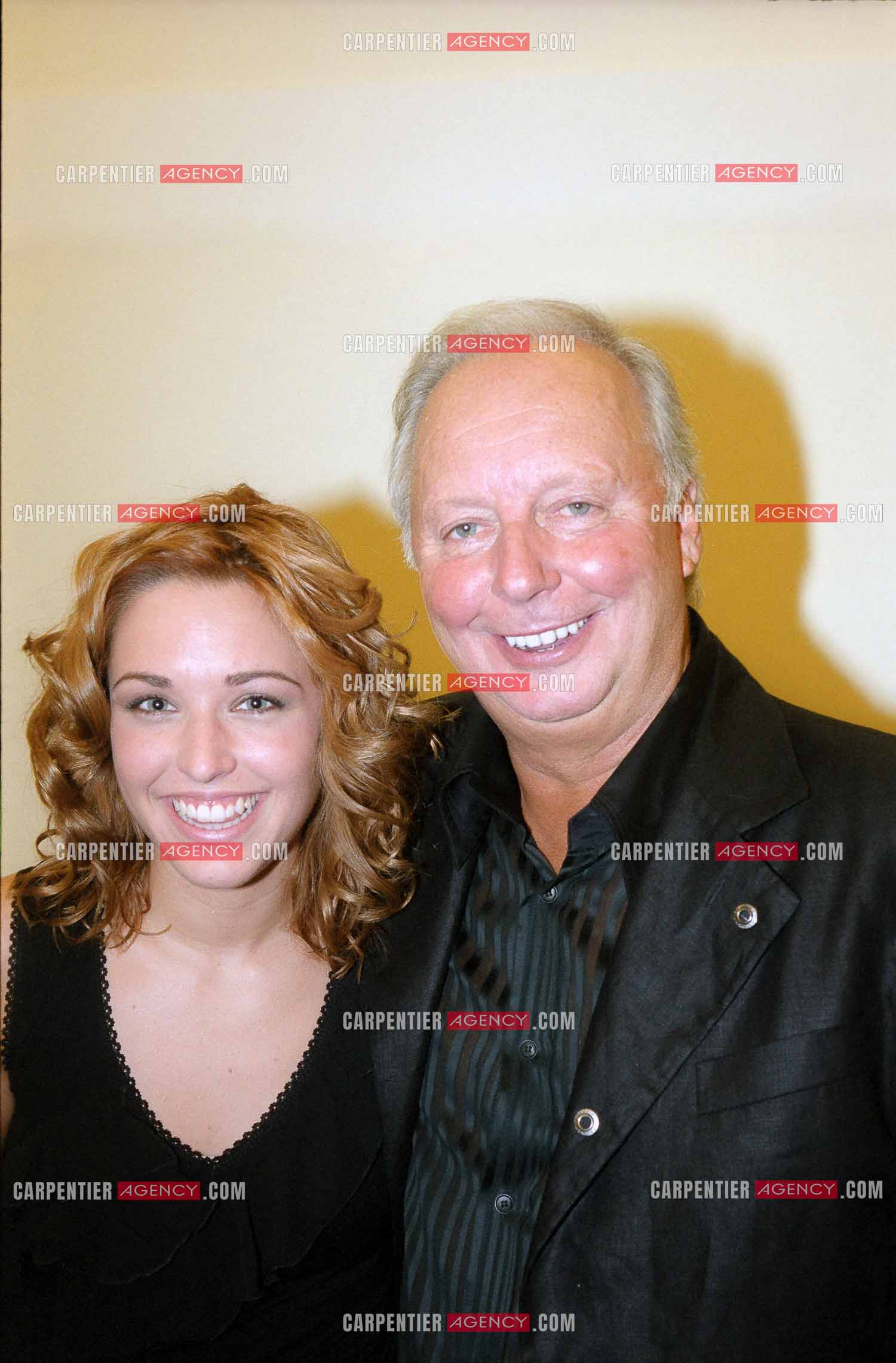La chanteuse Natasha St Pier lors de son Olympia en 2001. Ici dans sa loge avec son producteur Guy Cloutier.   ( Exclusif )