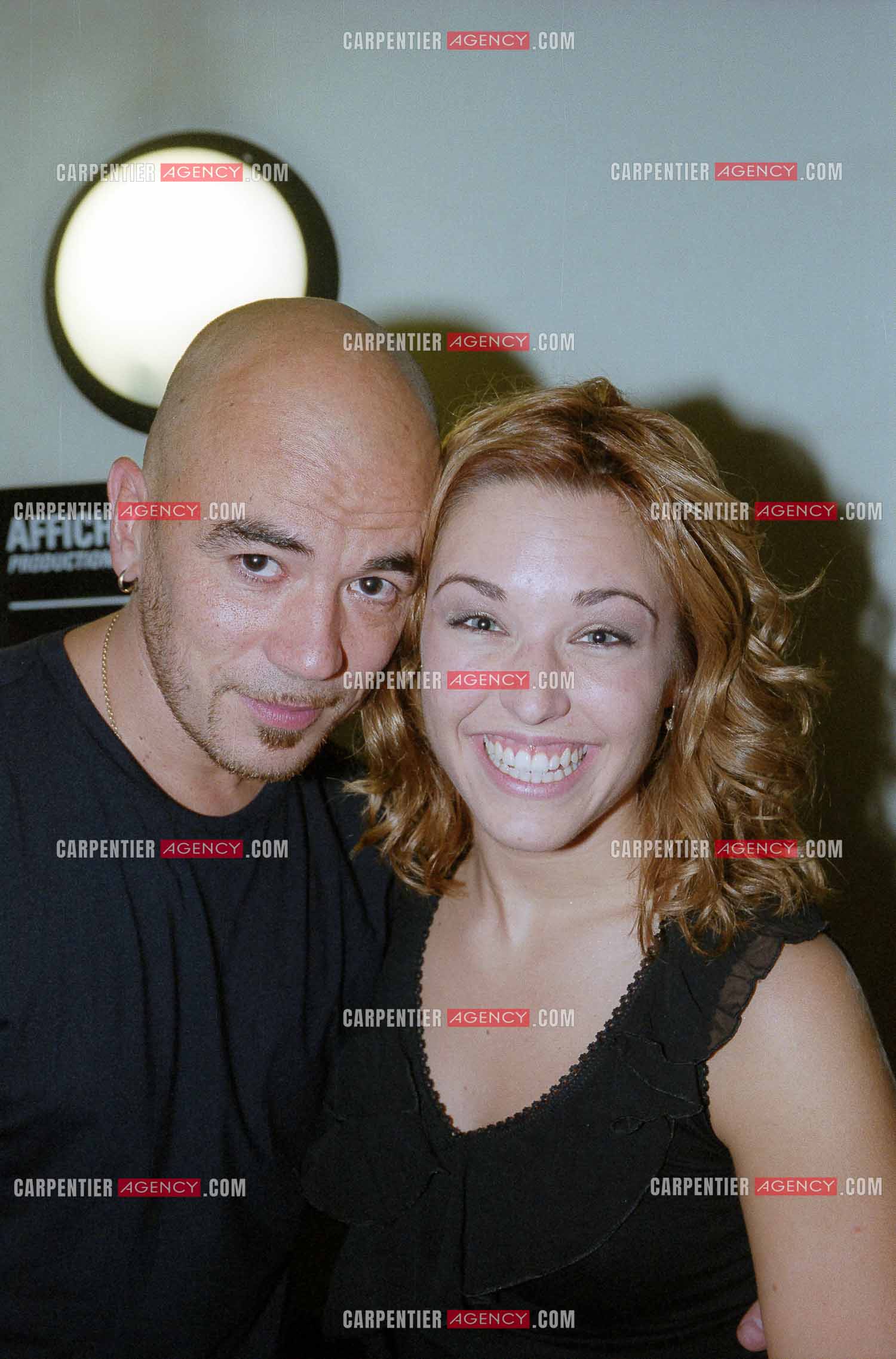 La chanteuse Natasha St Pier lors de son Olympia en 2001. Ici dans sa loge avec le chanteur Pascal Obispo.     ( Exclusif )