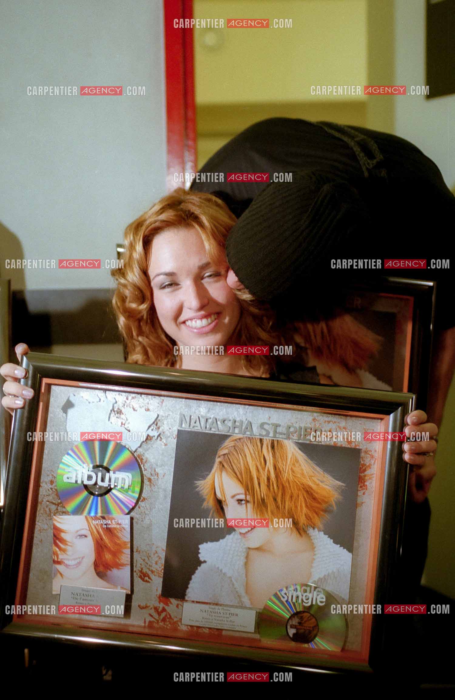 La chanteuse Natasha St Pier lors de son Olympia en 2001. Ici dans sa loge pour la remise de son single de platine avec le chanteur Pascal Obispo.   ( Exclusif )