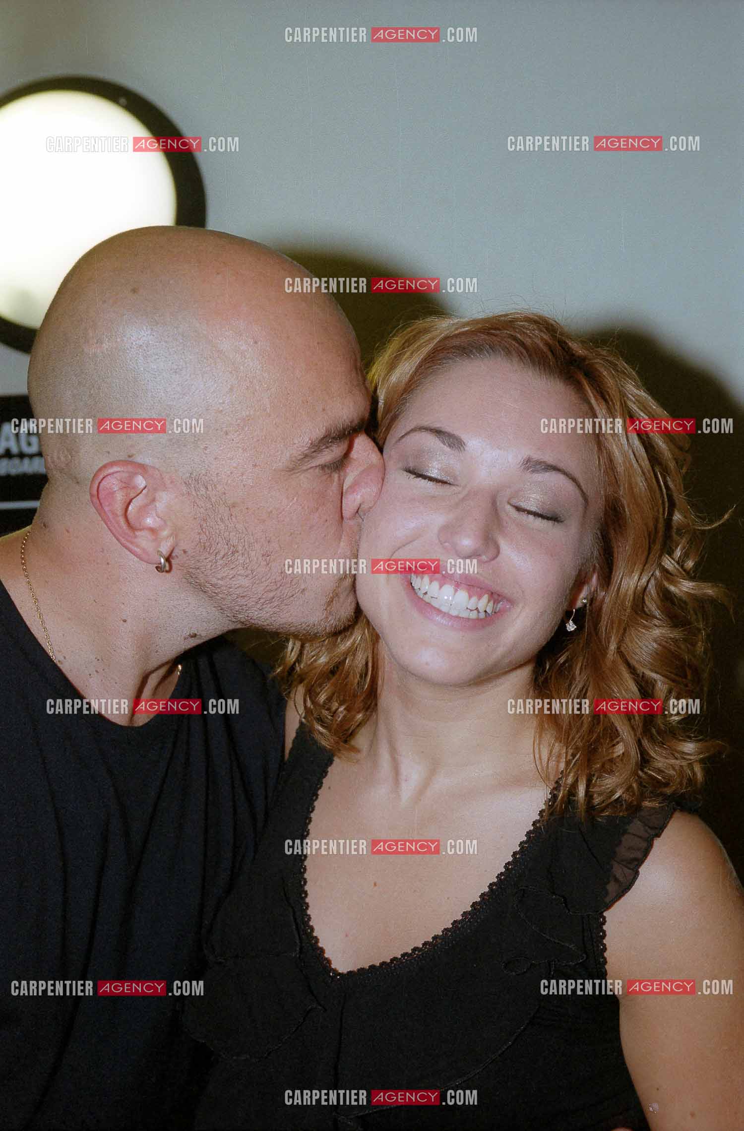 La chanteuse Natasha St Pier lors de son Olympia en 2001. Ici dans sa loge avec le chanteur Pascal Obispo.     ( Exclusif )