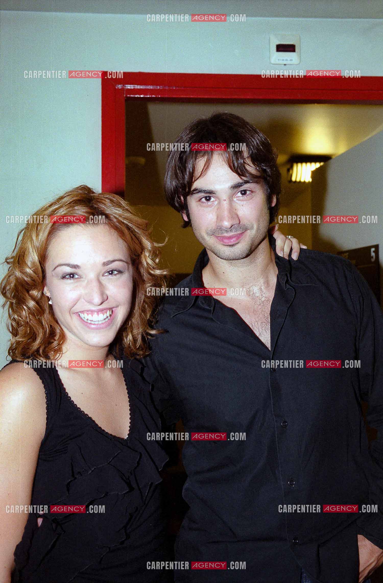 La chanteuse Natasha St Pier lors de son Olympia en 2001. Ici dans sa loge avec le chanteur Frédéric Lerner.     ( Exclusif )