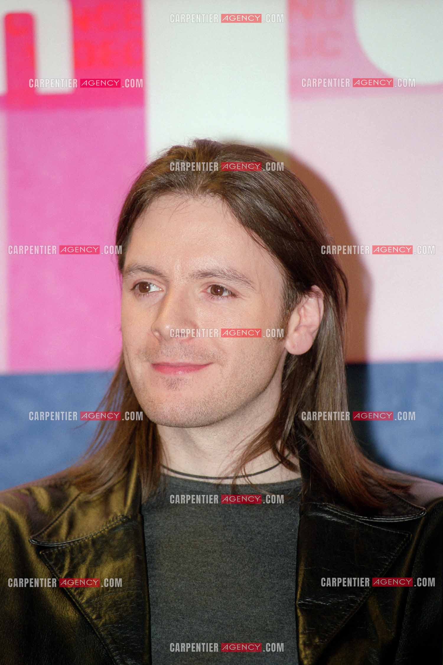 Les artistes et auteurs de la nouvelle version de la comédie musicale Notre-Dame de Paris qui se jouera à Londres viennent faire leur promotion au Midem à Cannes le 23 janvier 2000. Le chanteur et compositeur gallois Steve Balsamo.