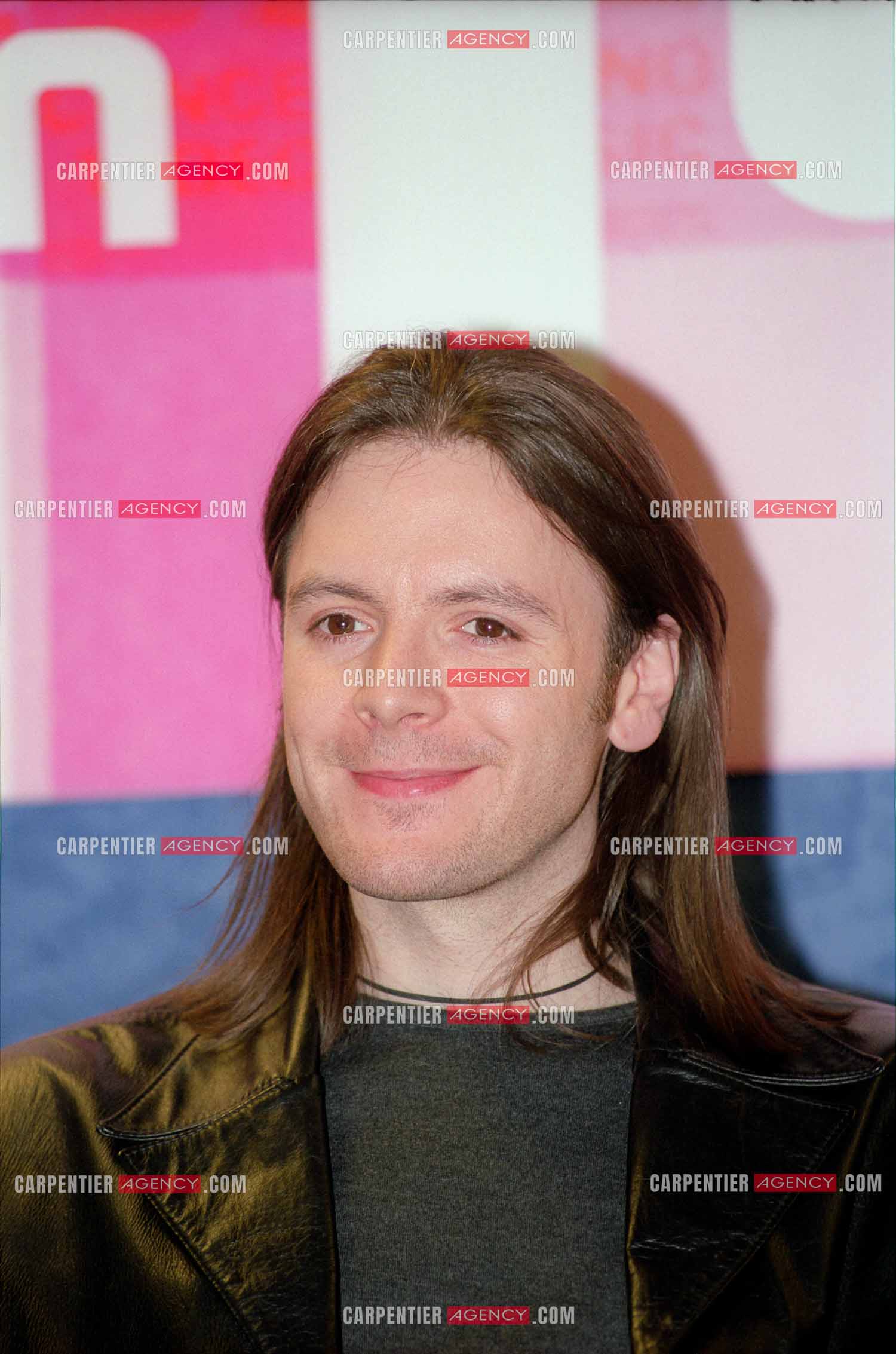 Les artistes et auteurs de la nouvelle version de la comédie musicale Notre-Dame de Paris qui se jouera à Londres viennent faire leur promotion au Midem à Cannes le 23 janvier 2000. Le chanteur et compositeur gallois Steve Balsamo.