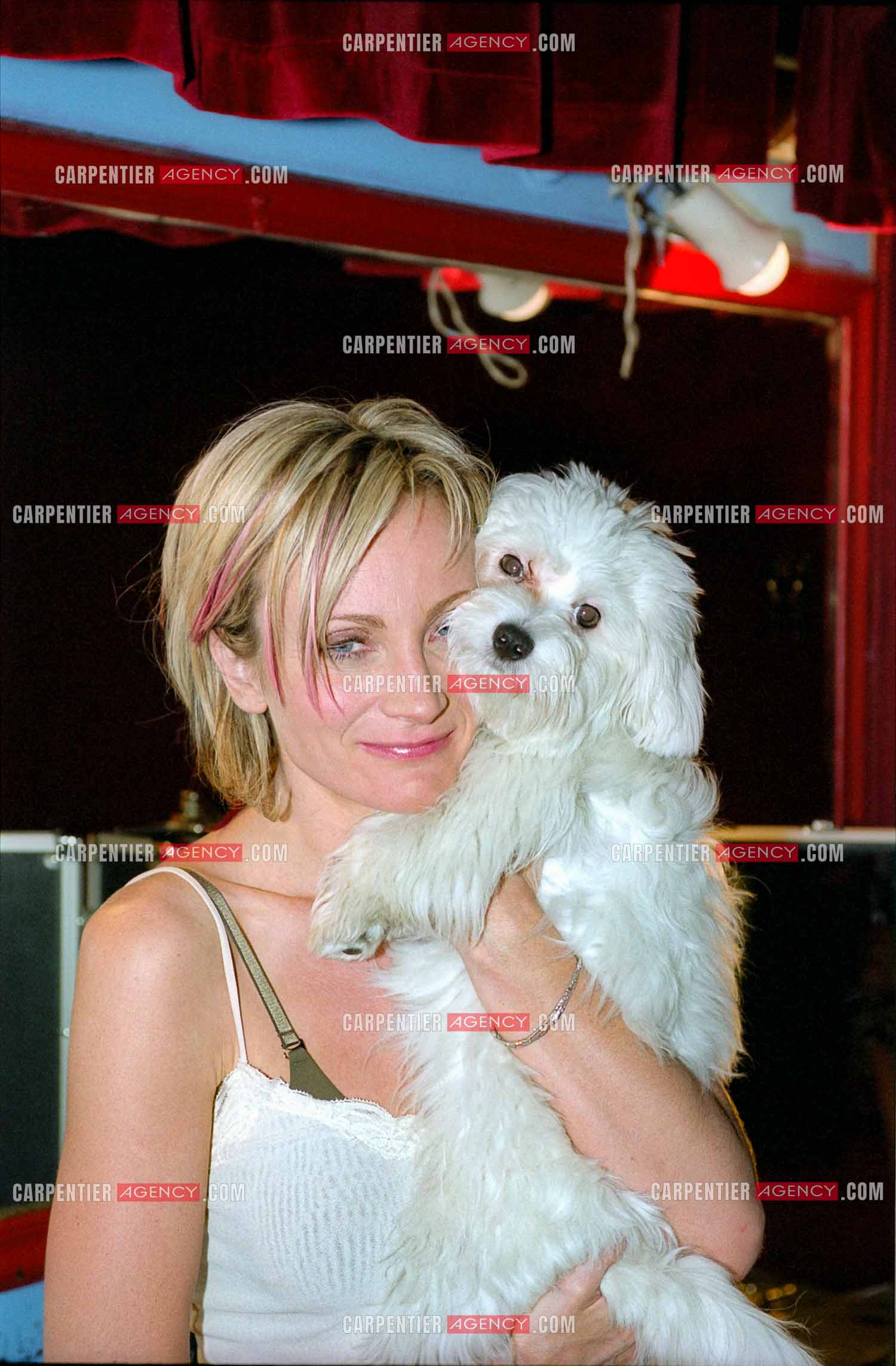 La chanteuse Patricia Kaas en concert au Cirque d'hiver du 2 au 4 octobre 2002. Dans les loges, Patricia et son bichon maltais.   ( Exclusif )
