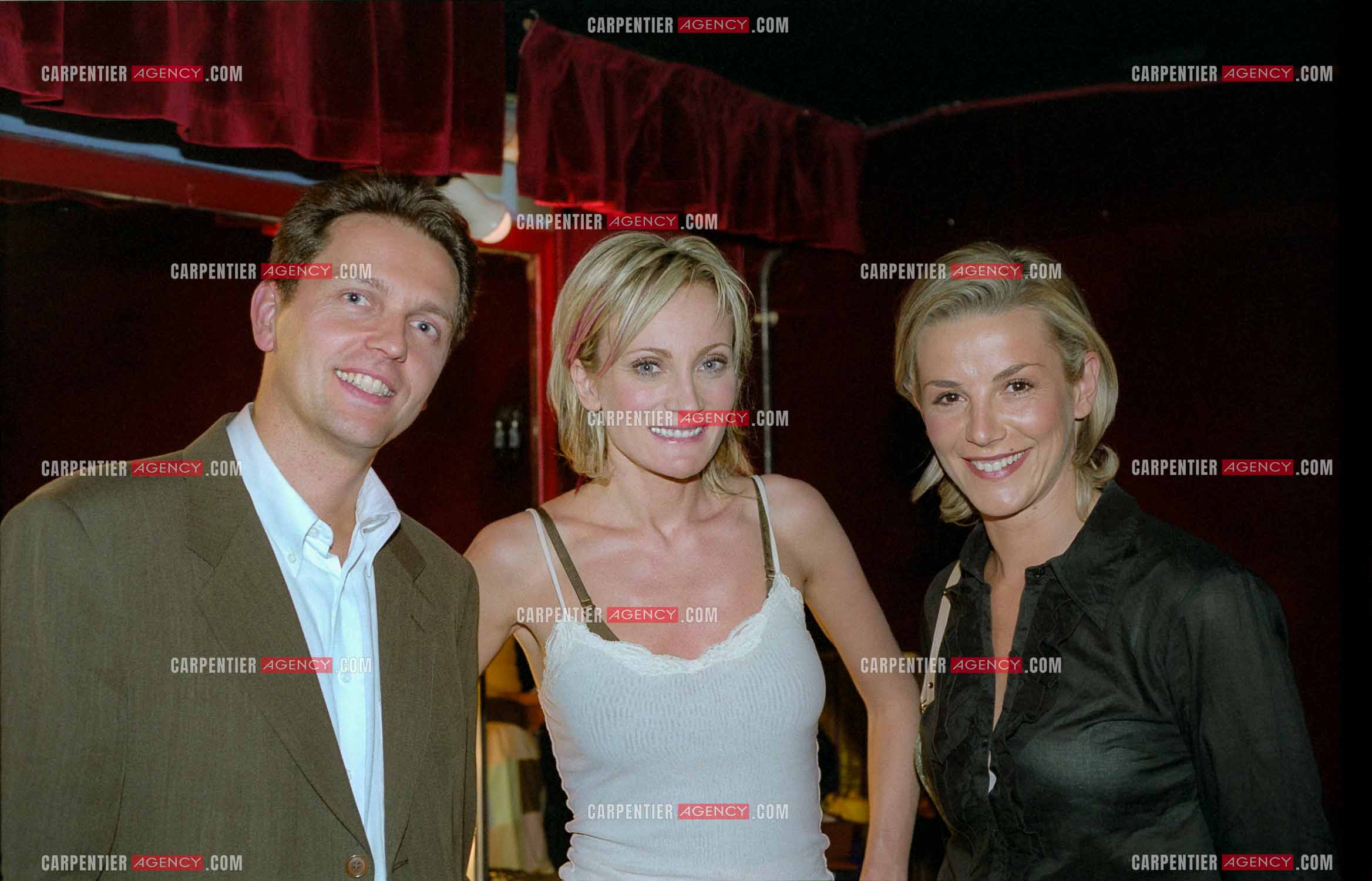 La chanteuse Patricia Kaas en concert au Cirque d'hiver du 2 au 4 octobre 2002. Dans les loges, Patricia entourée du journaliste Thomas Hugues et sa femme Laurence Ferrari.  ( Exclusif )