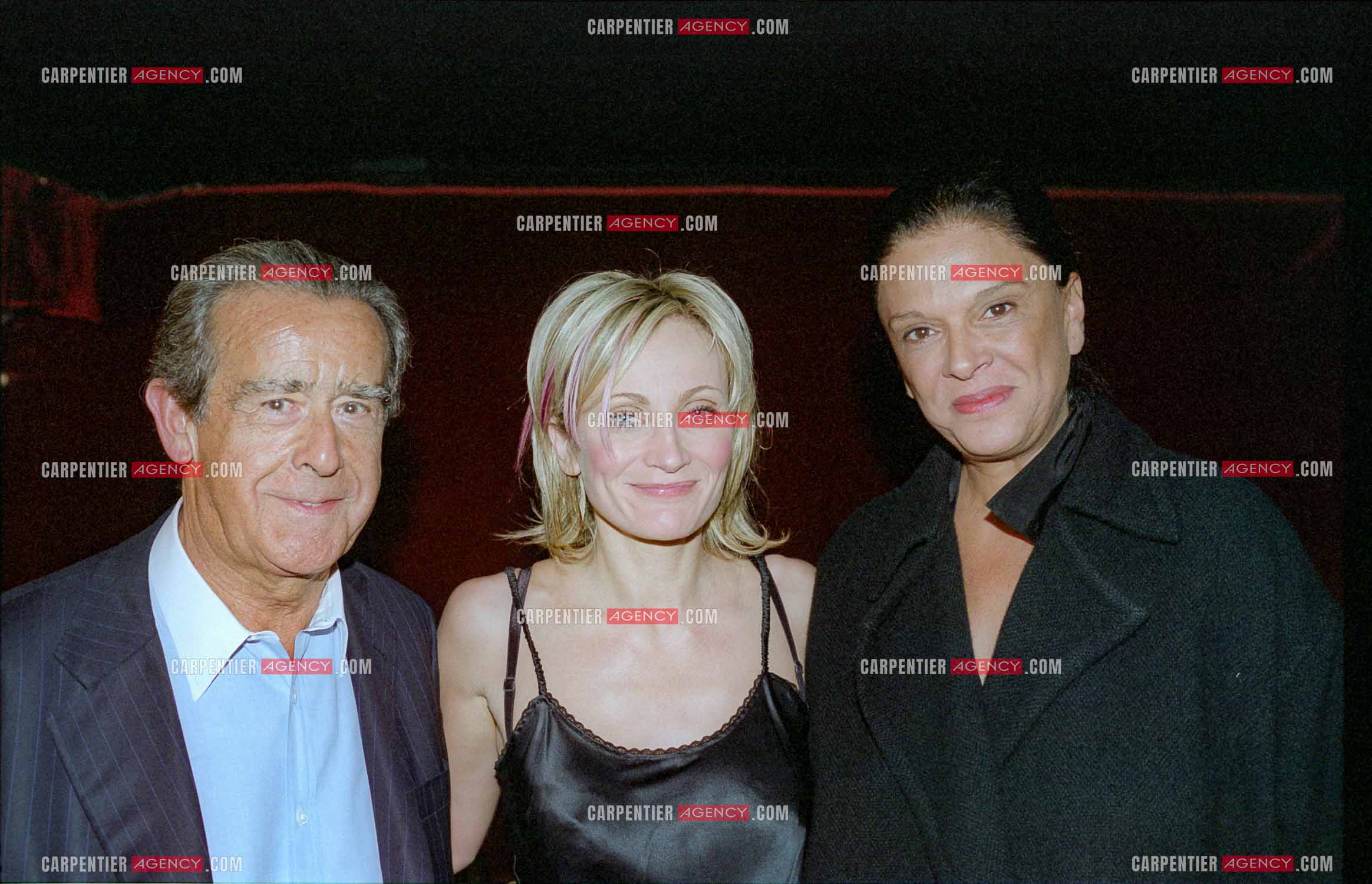 La chanteuse Patricia Kaas en concert au Cirque d'hiver du 2 au 4 octobre 2002. Dans les loges, Patricia entourée de Jean-Luc Lagardère et sa femme Betty.   ( Exclusif )