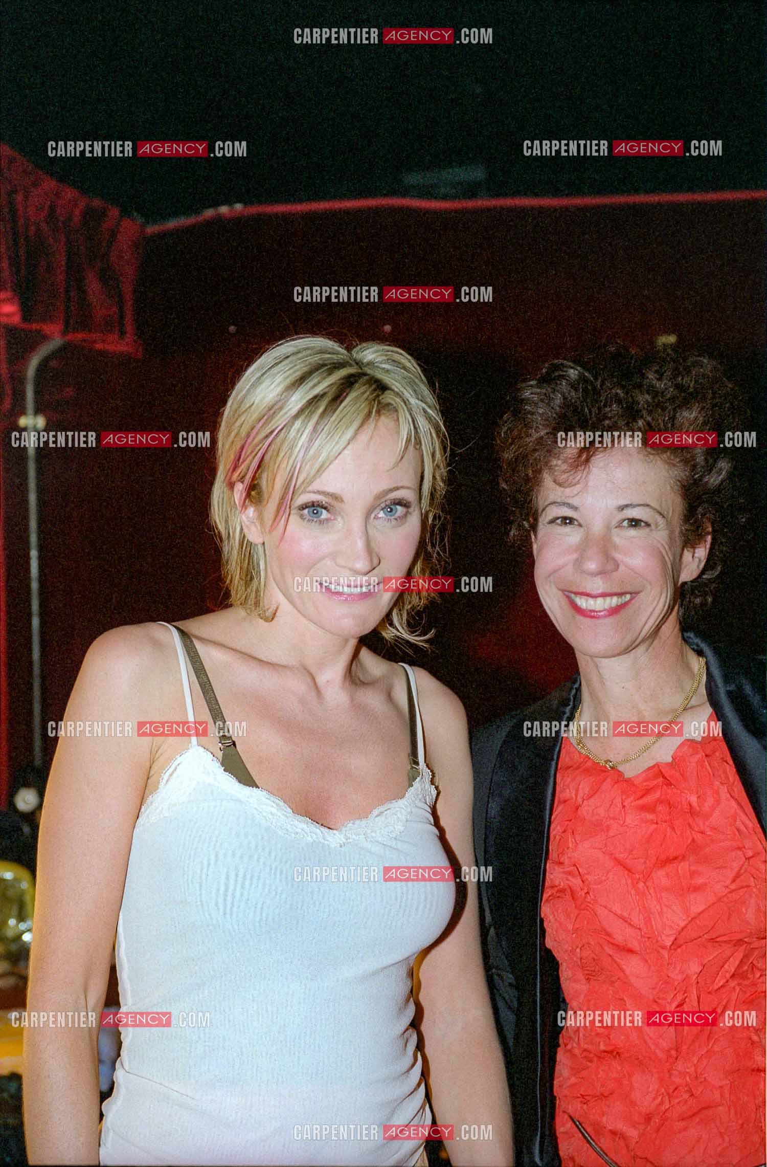 La chanteuse Patricia Kaas en concert au Cirque d'hiver du 2 au 4 octobre 2002. Dans les loges, Patricia et Véronique Colucci.   ( Exclusif )