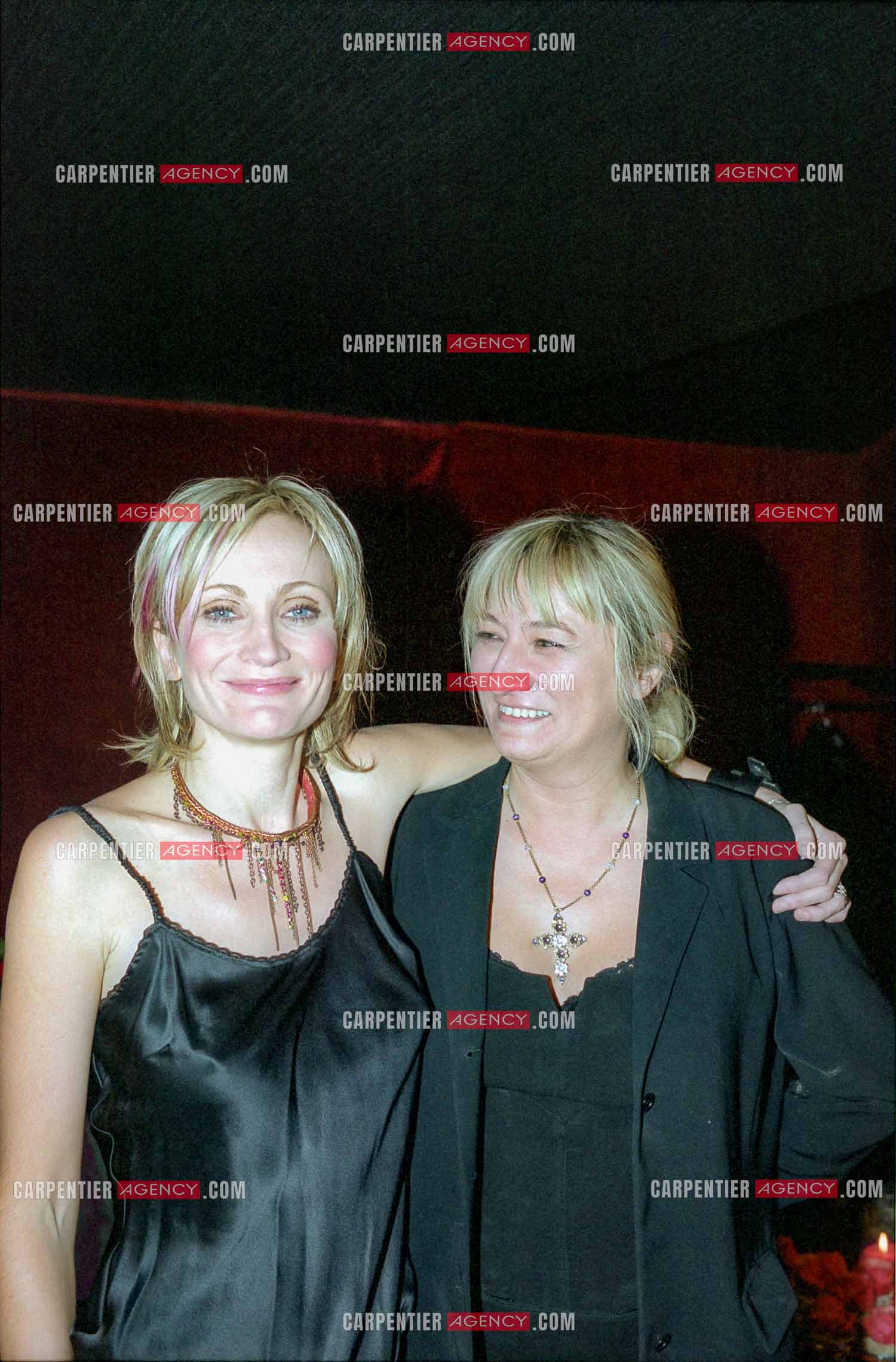 La chanteuse Patricia Kaas en concert au Cirque d'hiver du 2 au 4 octobre 2002. Dans les loges, Patricia et l'animatrice Christine Bravo.   ( Exclusif )