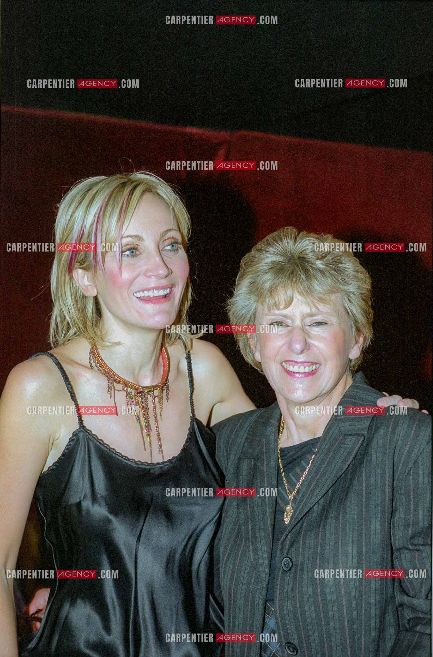 La chanteuse Patricia Kaas en concert au Cirque d'hiver du 2 au 4 octobre 2002. Dans les loges, Patricia et Monique Le Marcis.   ( Exclusif )