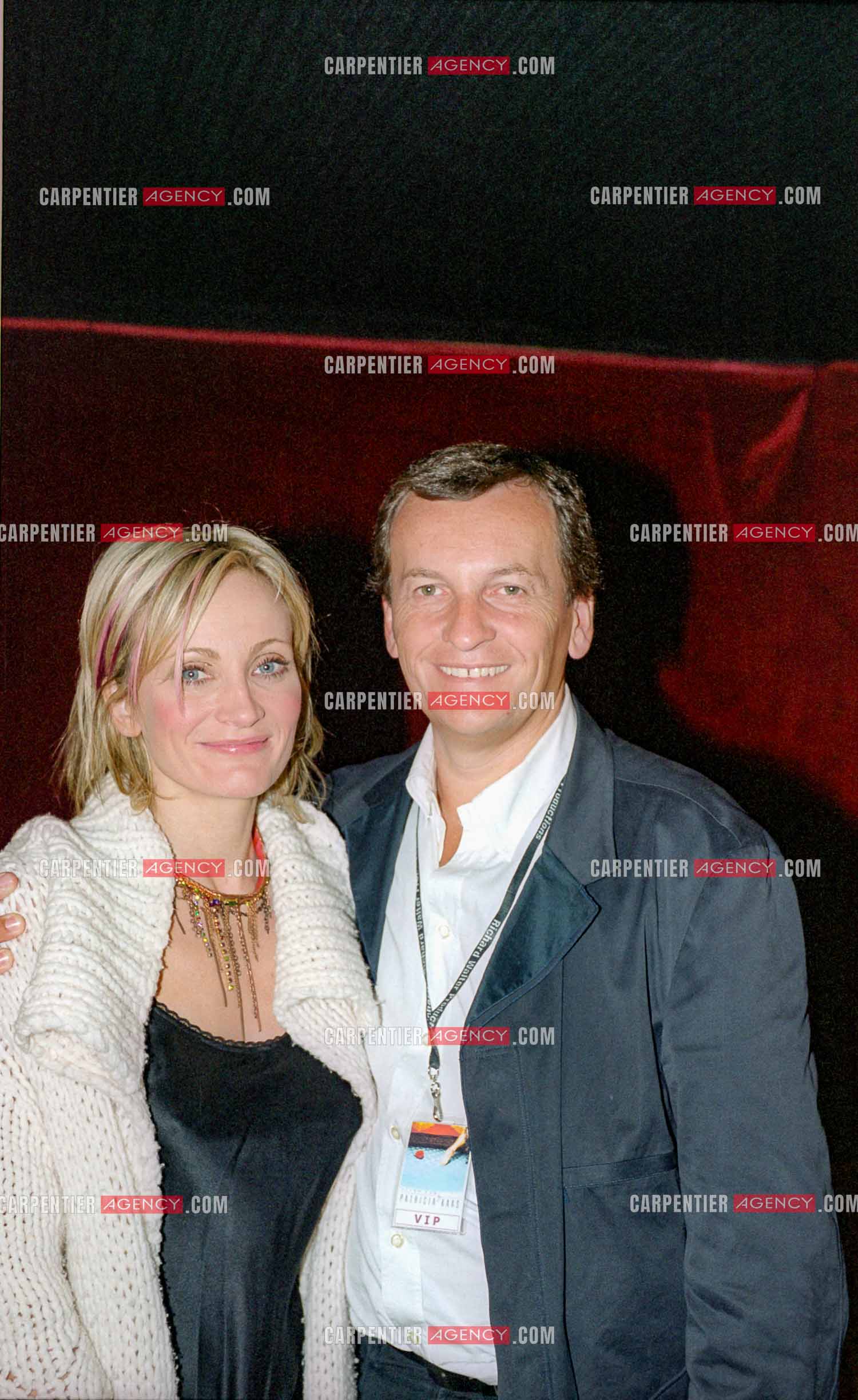 La chanteuse Patricia Kaas en concert au Cirque d'hiver du 2 au 4 octobre 2002. Dans les loges, Patricia et le PDG d'IMI Olivier Monfort.   ( Exclusif )