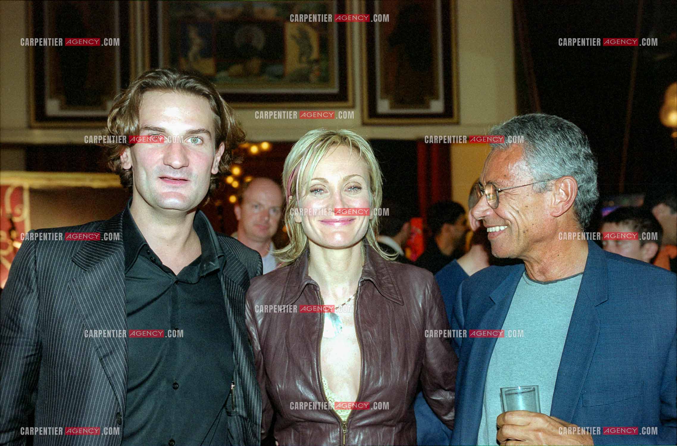 La chanteuse Patricia Kaas en concert au Cirque d'hiver du 2 au 4 octobre 2002. Dans les loges, Patricia entourée de Frédéric Beigbeder et de Jean-Marie Perrier.   ( Exclusif )