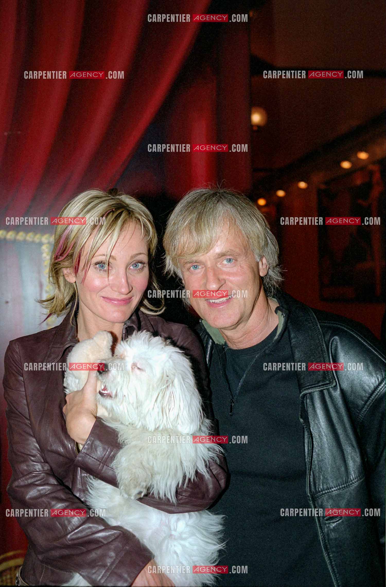 La chanteuse Patricia Kaas en concert au Cirque d'hiver du 2 au 4 octobre 2002. Dans les loges, Patricia et le chanteur Dave.   ( Exclusif )