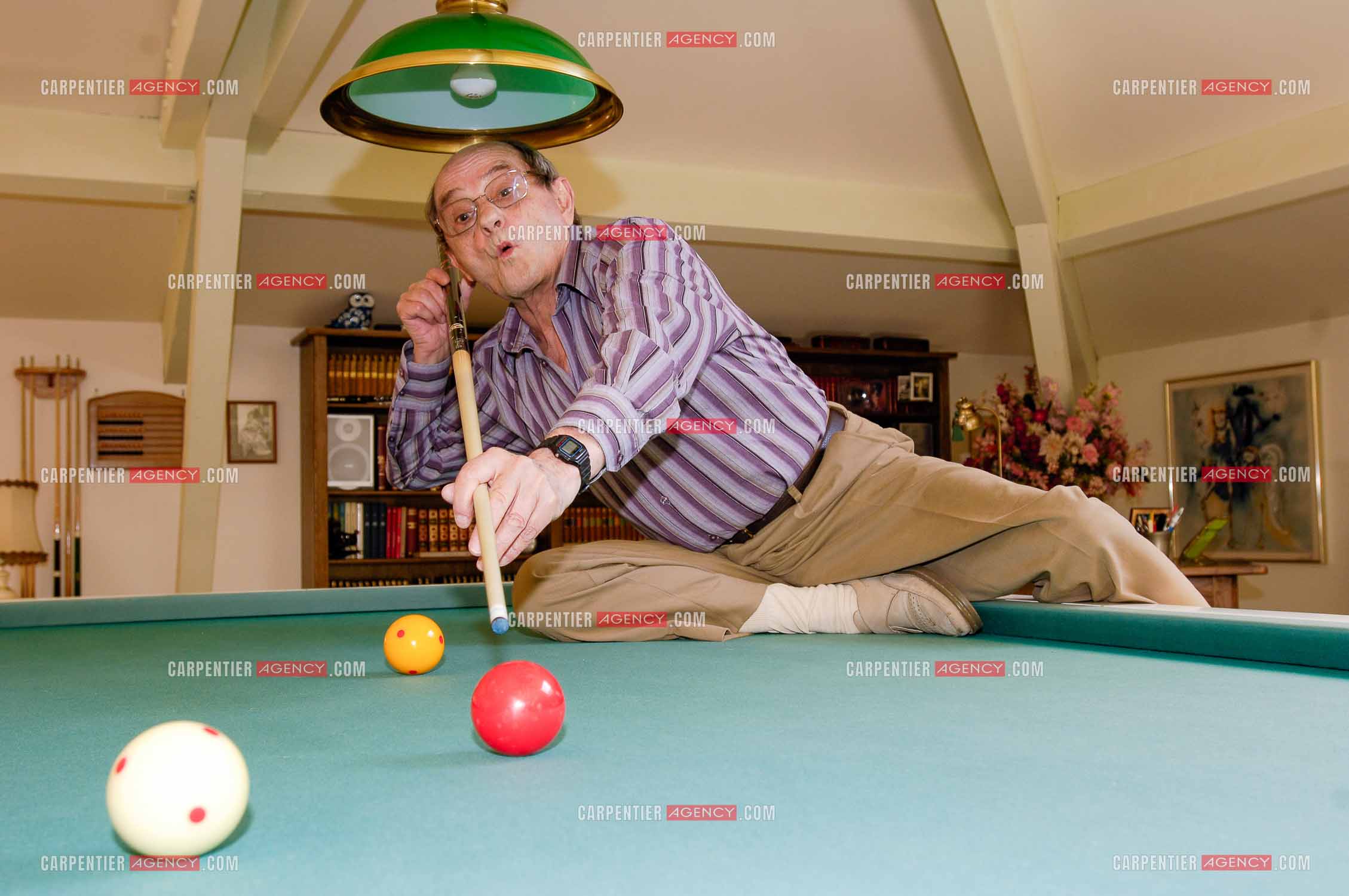 L'acteur et humoriste Simon Berryer dit  Sim chez lui dans sa maison du Var. Une autre passion, le billard.    ( Exclusif )