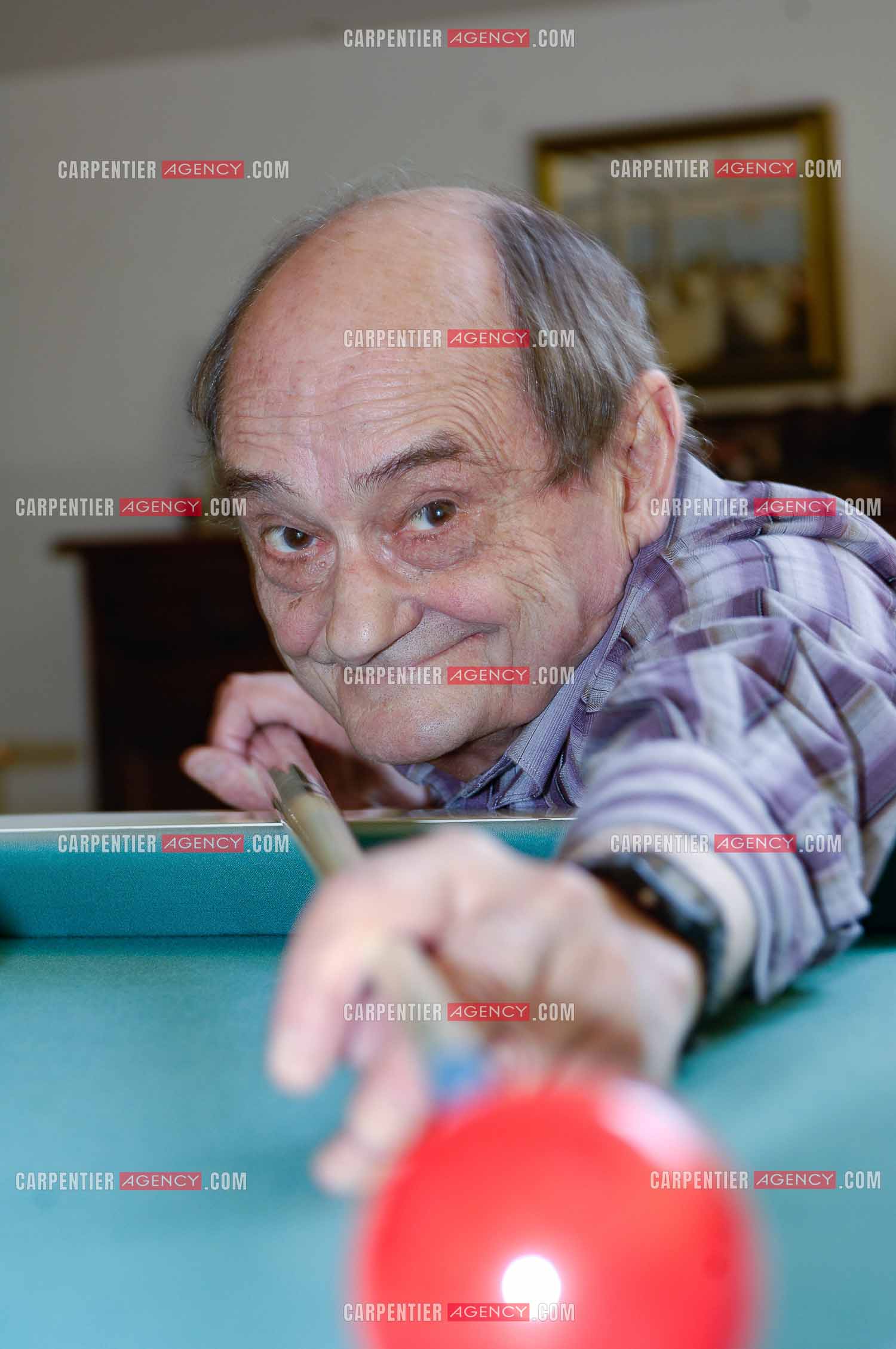 L'acteur et humoriste Simon Berryer dit  Sim chez lui dans sa maison du Var. Une autre passion, le billard.    ( Exclusif )