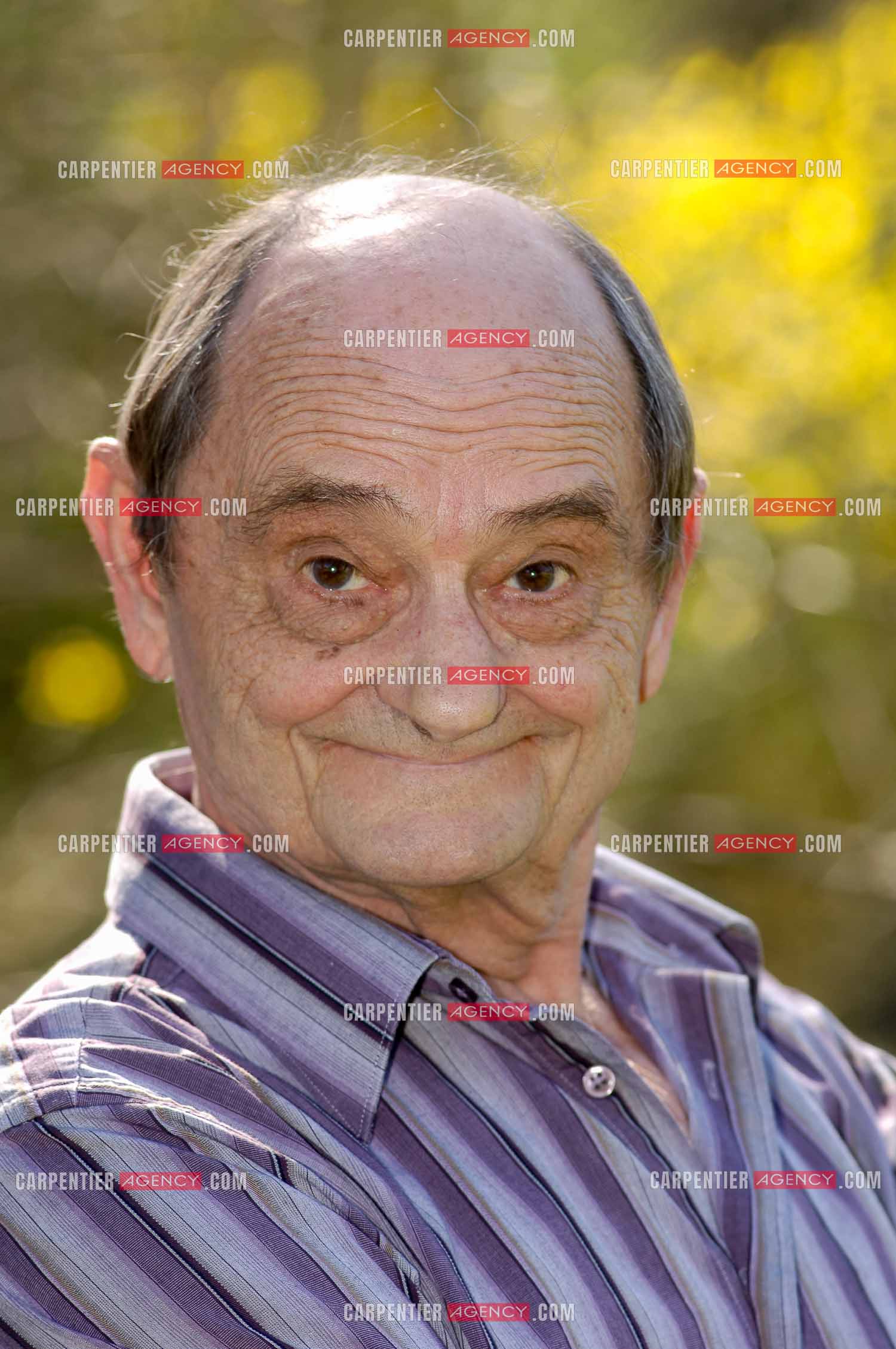 L'acteur et humoriste Simon Berryer dit Sim chez lui dans sa maison du Var.     ( Exclusif )