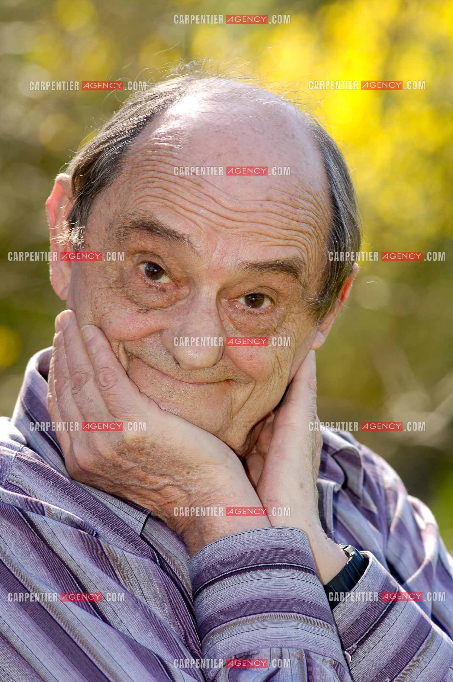 L'acteur et humoriste Simon Berryer dit Sim chez lui dans sa maison du Var.     ( Exclusif )