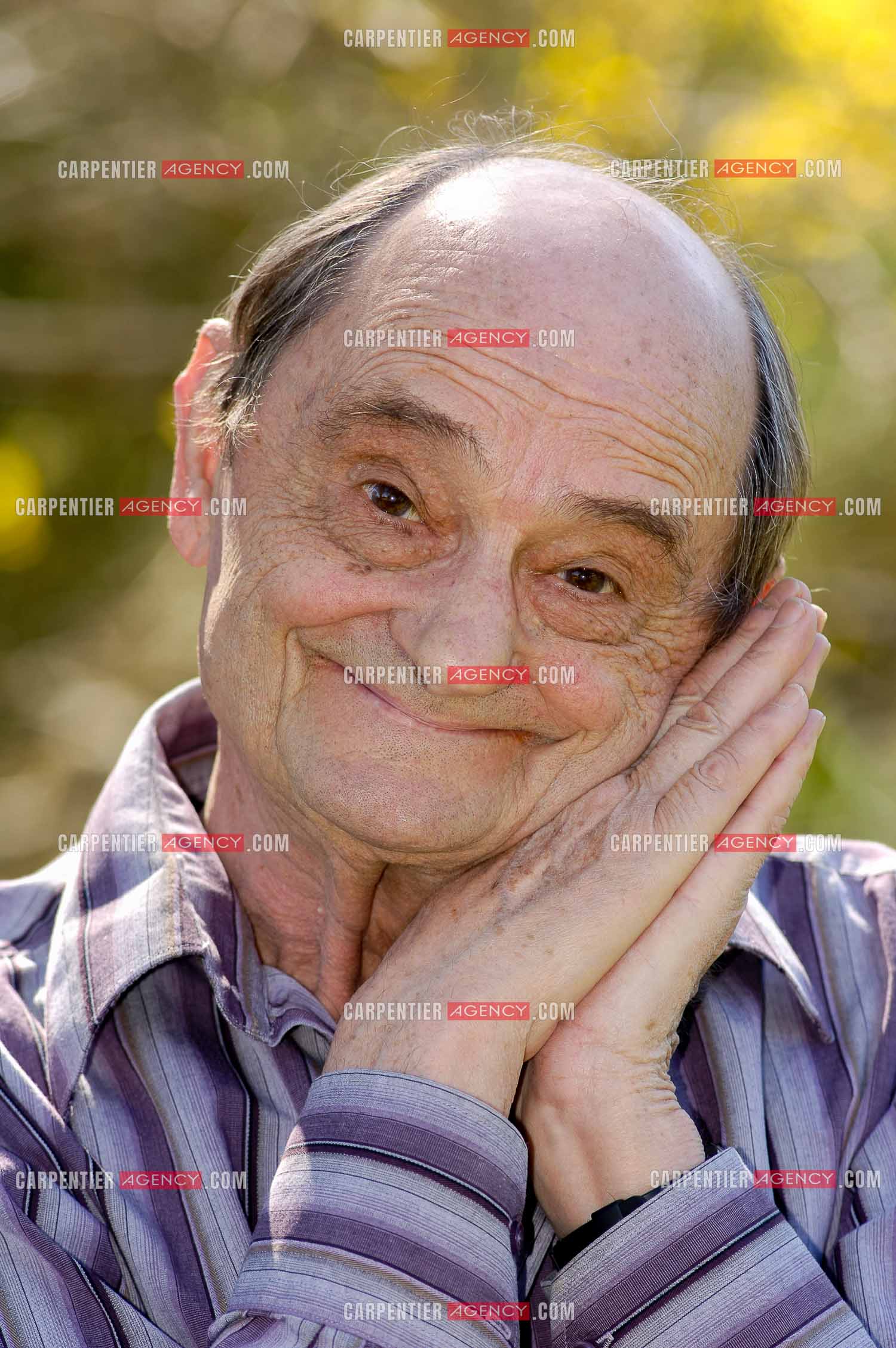 L'acteur et humoriste Simon Berryer dit Sim chez lui dans sa maison du Var.     ( Exclusif )