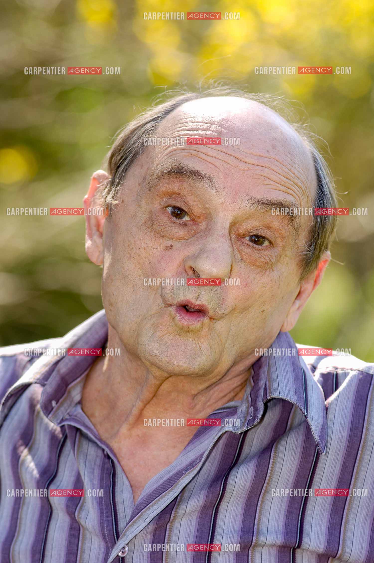 L'acteur et humoriste Simon Berryer dit Sim chez lui dans sa maison du Var.     ( Exclusif )