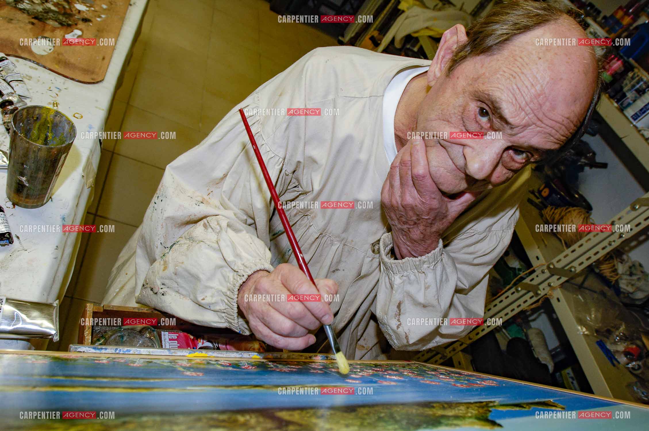 L'acteur et humoriste Simon Berryer dit Sim chez lui dans sa maison du Var. Sa passion, la peinture.                          ( Exclusif )