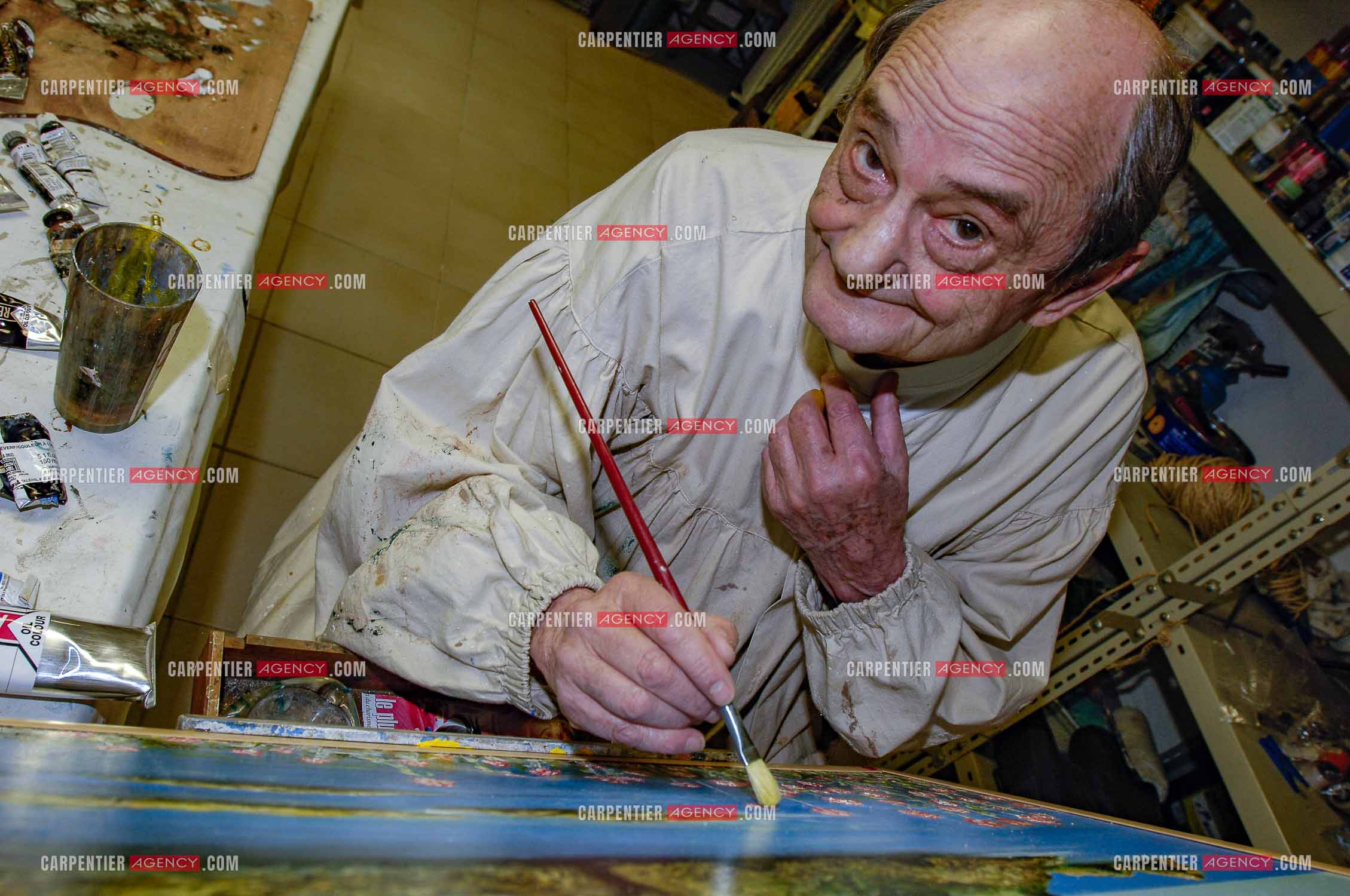 L'acteur et humoriste Simon Berryer dit Sim chez lui dans sa maison du Var. Sa passion, la peinture.                          ( Exclusif )