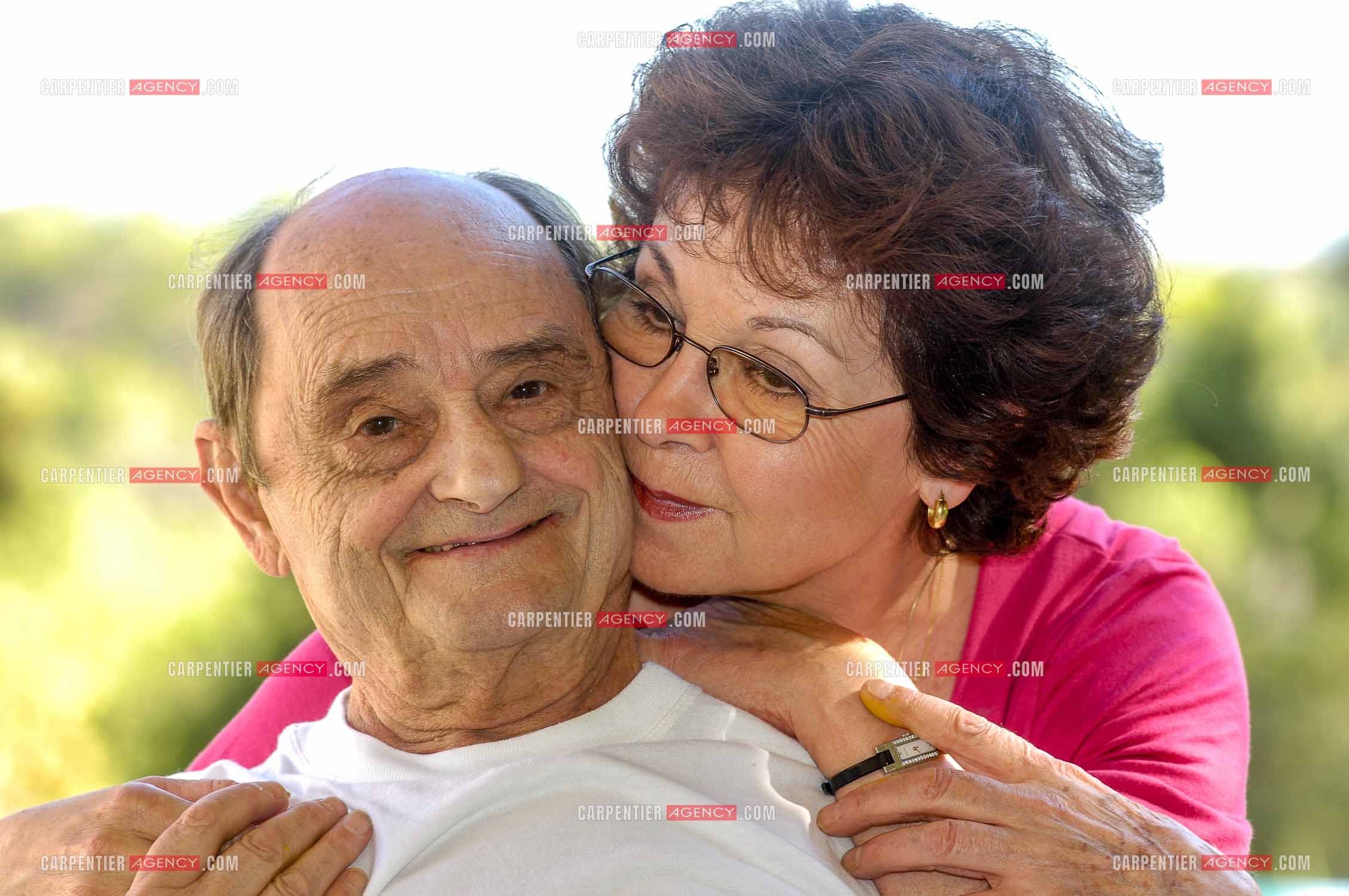 L'acteur et humoriste Simon Berryer dit Sim avec sa femme Marie-Claude chez eux dans leur maison du Var.       ( Exclusif )