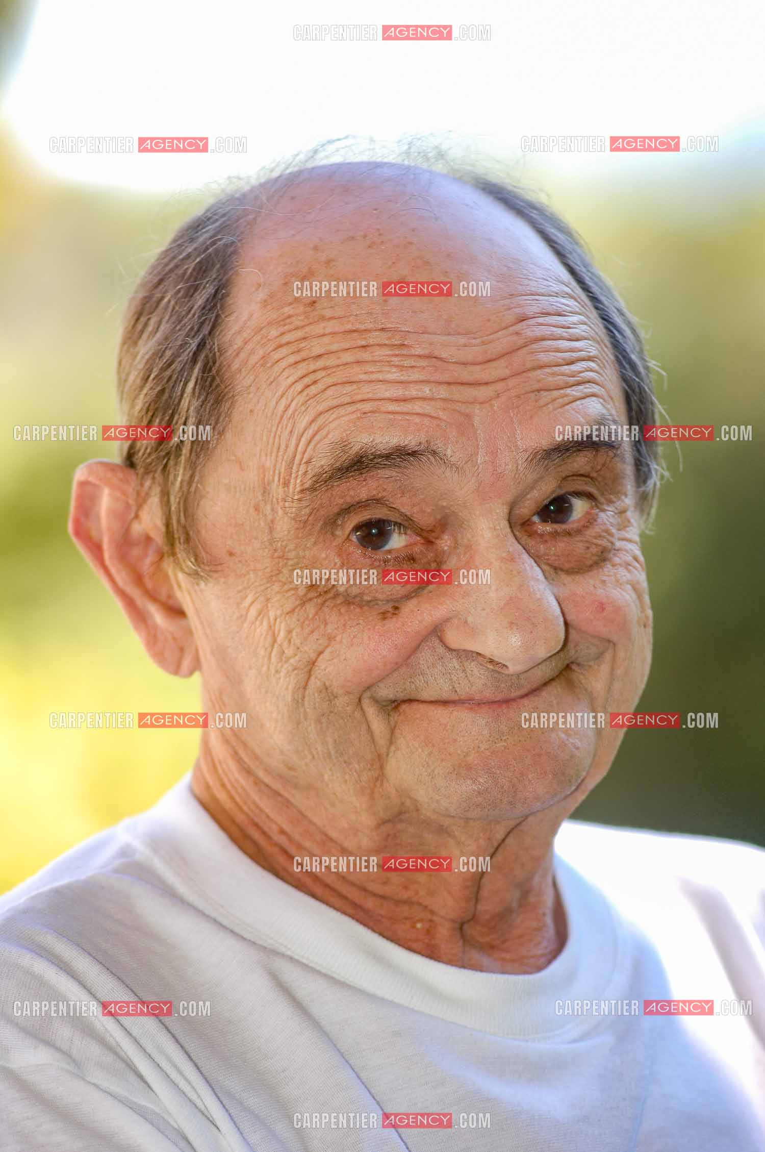 L'acteur et humoriste Simon Berryer dit Sim chez lui dans sa maison du Var.       ( Exclusif )