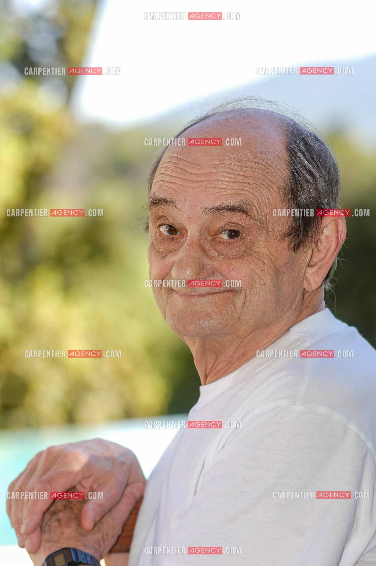 L'acteur et humoriste Simon Berryer dit Sim chez lui dans sa maison du Var.       ( Exclusif )