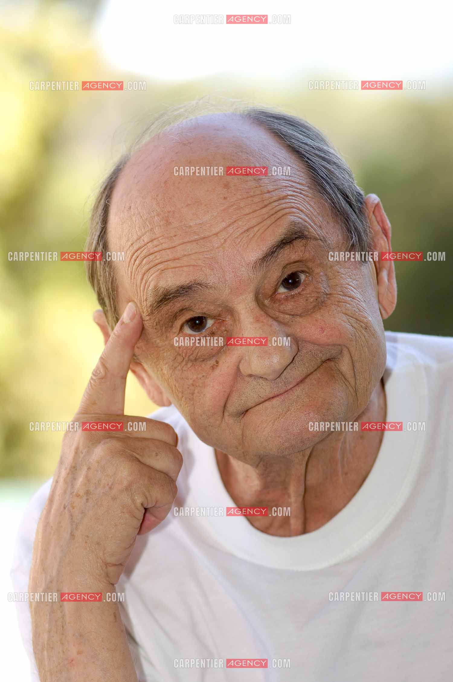 L'acteur et humoriste Simon Berryer dit Sim chez lui dans sa maison du Var.       ( Exclusif )