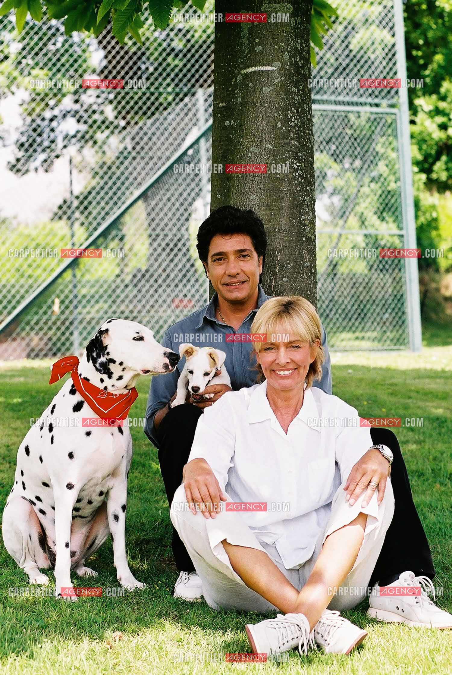 Le chanteur Frédéric François et sa femme Monique chez eux en Belgique avec leurs deux chiens, une Dalmatienne nommée Lady et une chienne Jack Ressel nommée Bichette.  ( Exclusif )