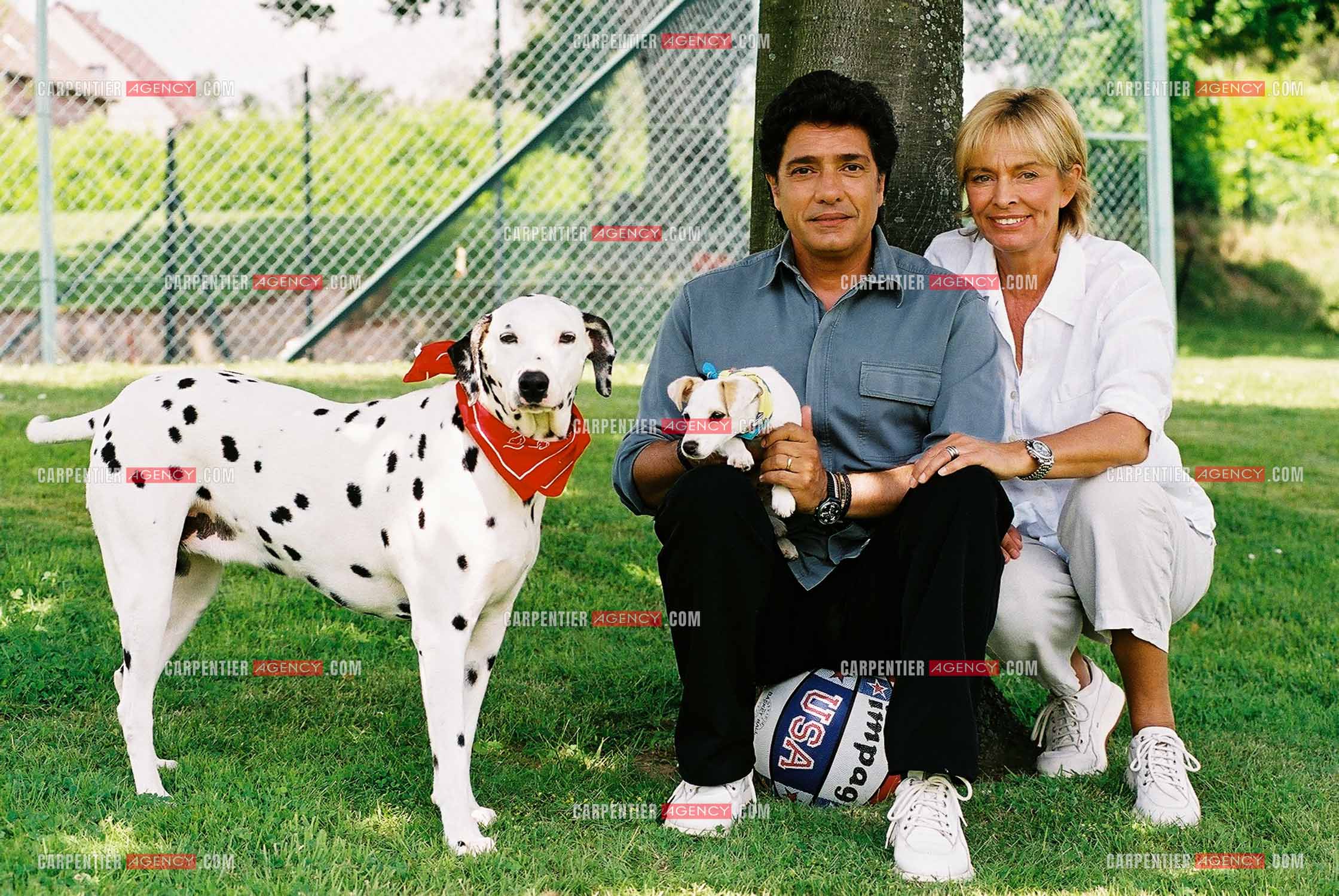 Le chanteur Frédéric François et sa femme Monique chez eux en Belgique avec leurs deux chiens, une Dalmatienne nommée Lady et une chienne Jack Ressel nommée Bichette.  ( Exclusif )