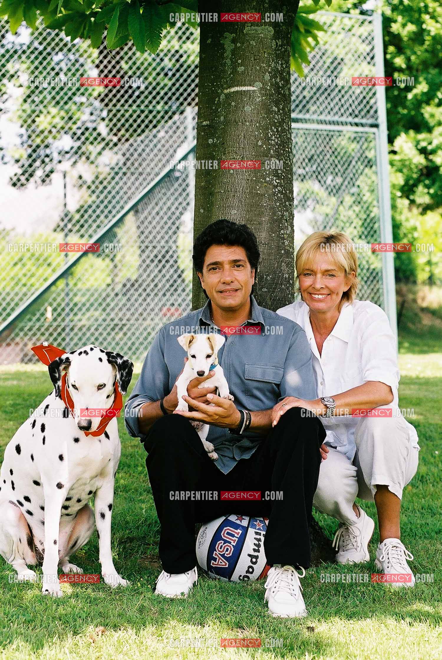 Le chanteur Frédéric François et sa femme Monique chez eux en Belgique avec leurs deux chiens, une Dalmatienne nommée Lady et une chienne Jack Ressel nommée Bichette.  ( Exclusif )