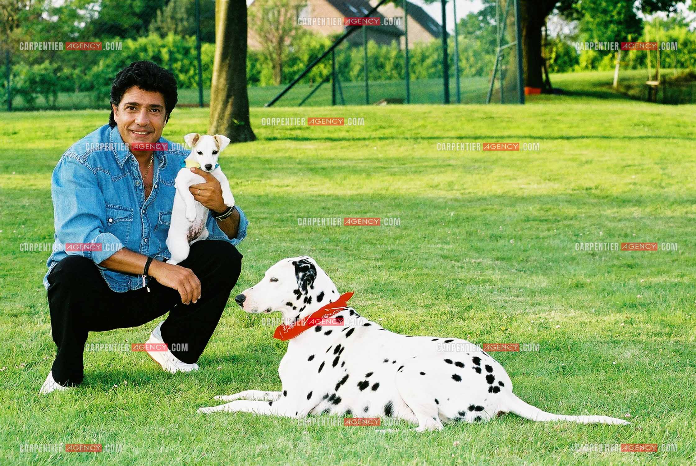 Le chanteur Frédéric François chez lui en Belgique avec ses deux chiens, une Dalmatienne nommée Lady et une chienne Jack Ressel nommée Bichette.  ( Exclusif )
