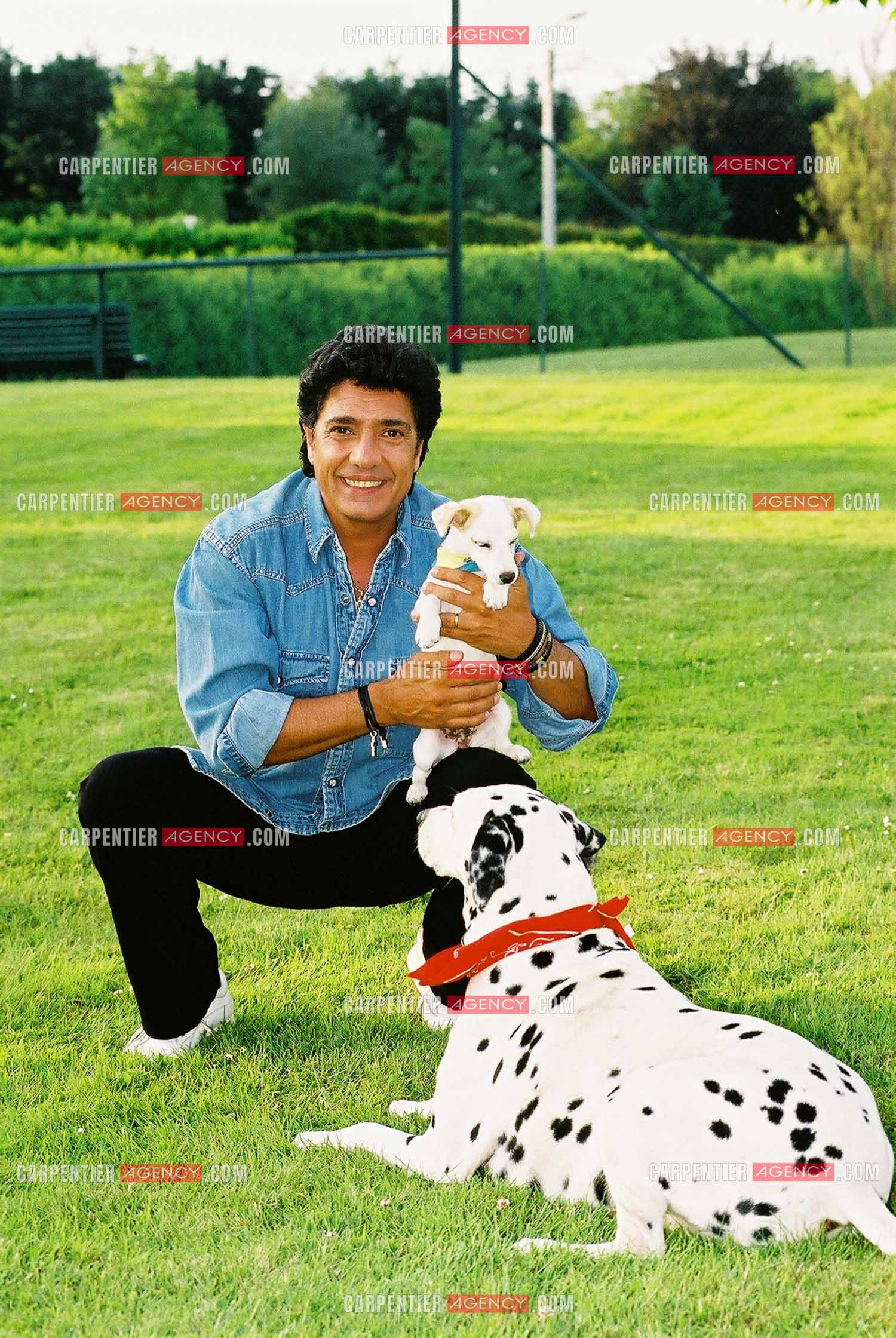 Le chanteur Frédéric François chez lui en Belgique avec ses deux chiens, une Dalmatienne nommée Lady et une chienne Jack Ressel nommée Bichette.  ( Exclusif )