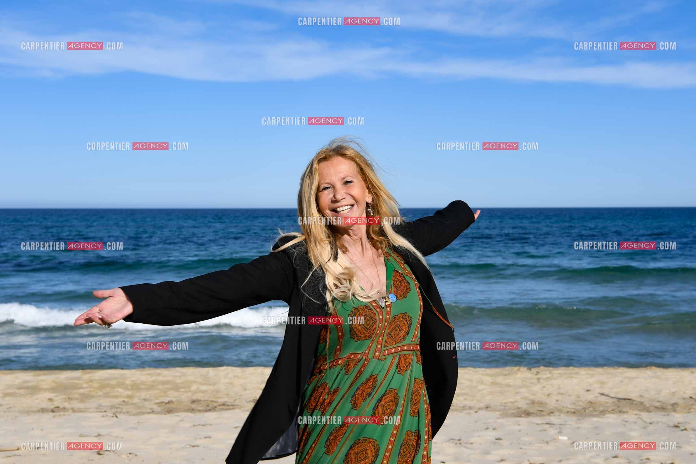 Suite à son infarctus, la comédienne Fiona Gélin se repose sur une plage de St Tropez.     ( Exclusif )