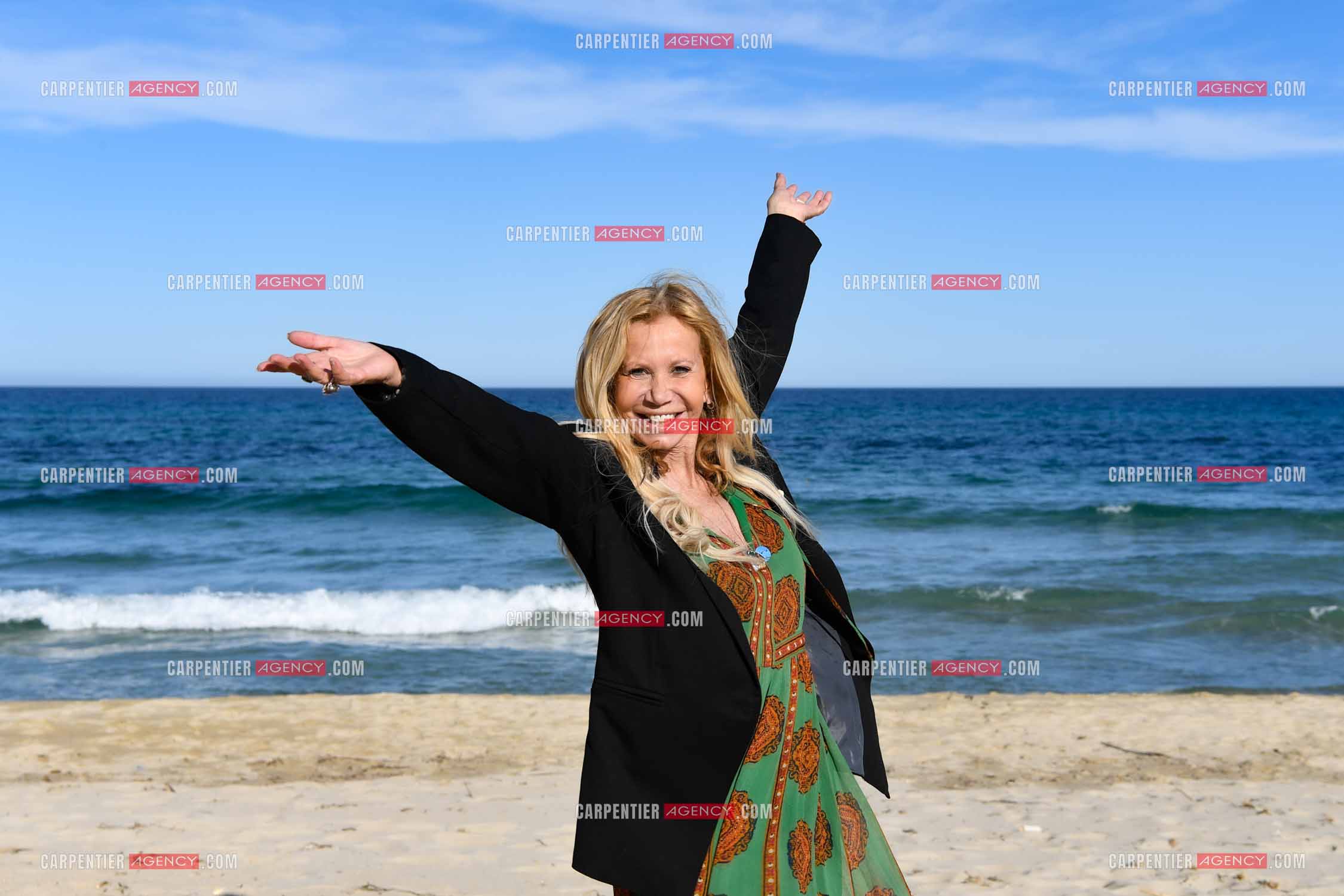 Suite à son infarctus, la comédienne Fiona Gélin se repose sur une plage de St Tropez.     ( Exclusif )