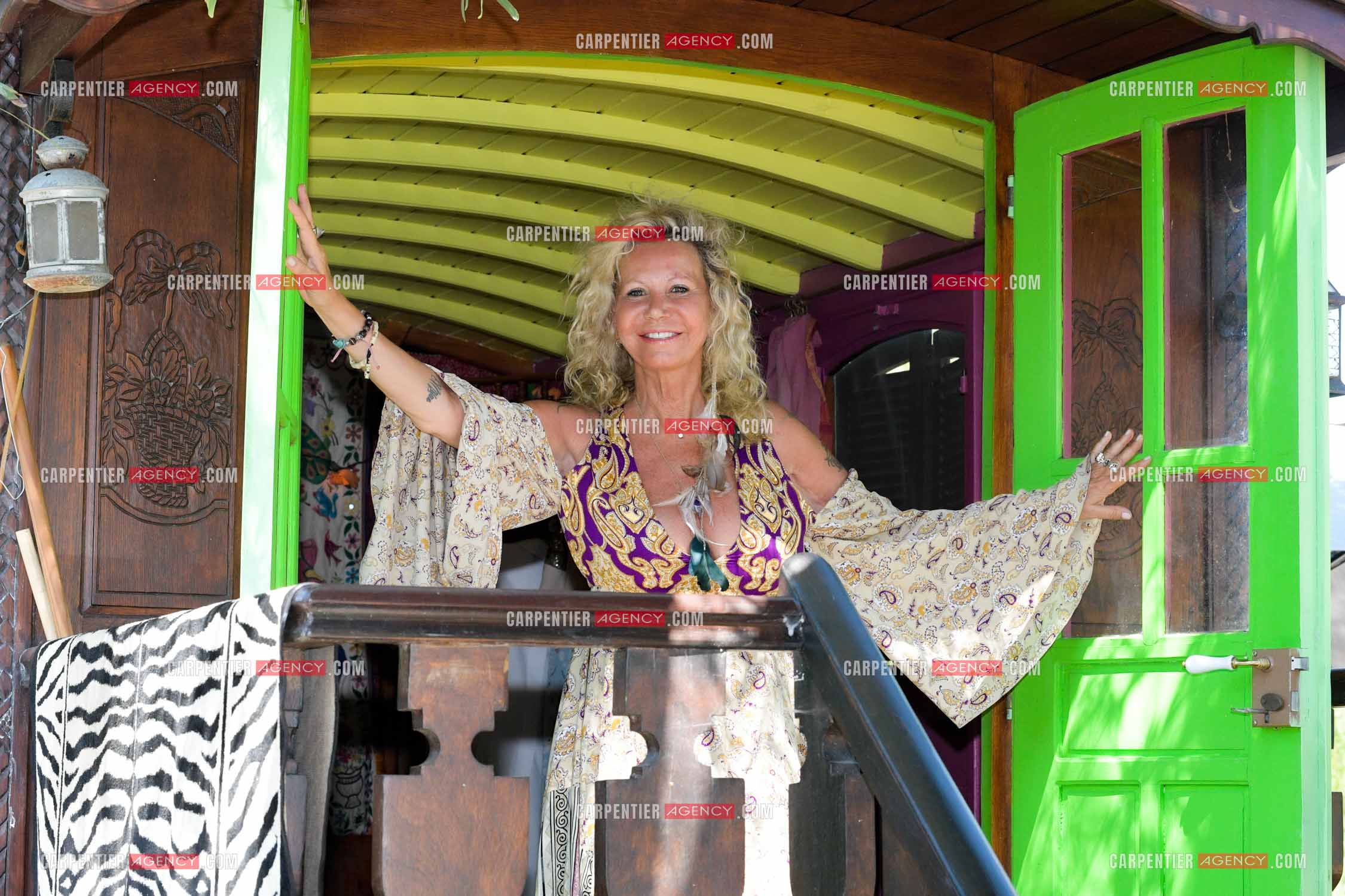 L'actrice Fiona Gélin en vacances à St Tropez dans une petite roulotte. ( exclue )