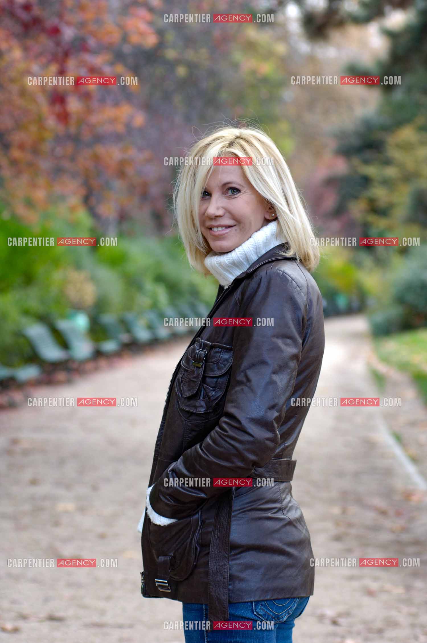 L'actrice Fiona Gélin lors d'une séance photos au Parc Monceau à Paris.    ( Exclusif )