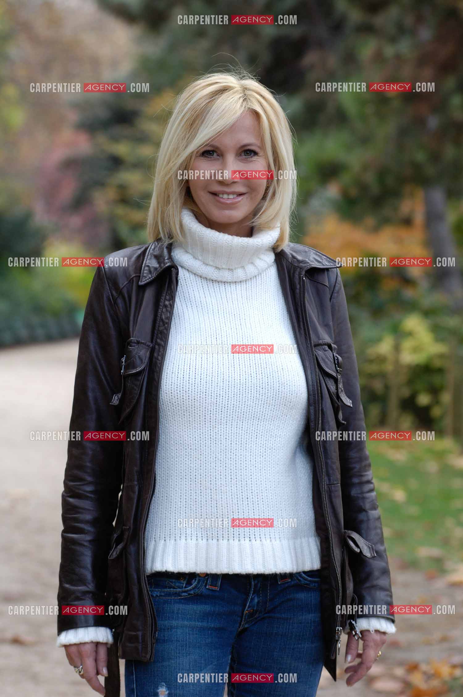 L'actrice Fiona Gélin lors d'une séance photos au Parc Monceau à Paris.    ( Exclusif )