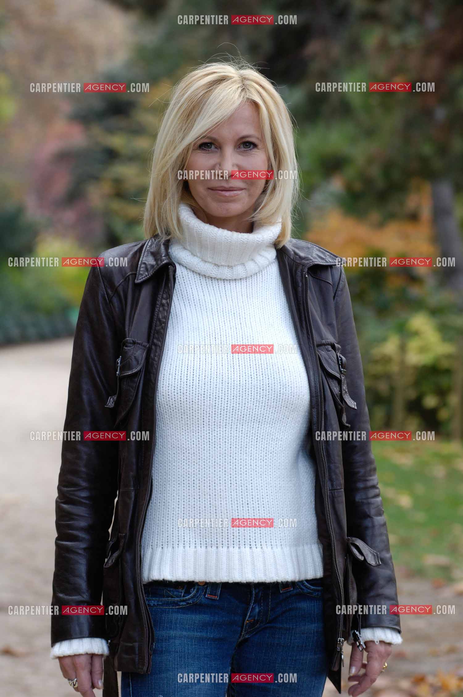 L'actrice Fiona Gélin lors d'une séance photos au Parc Monceau à Paris.    ( Exclusif )