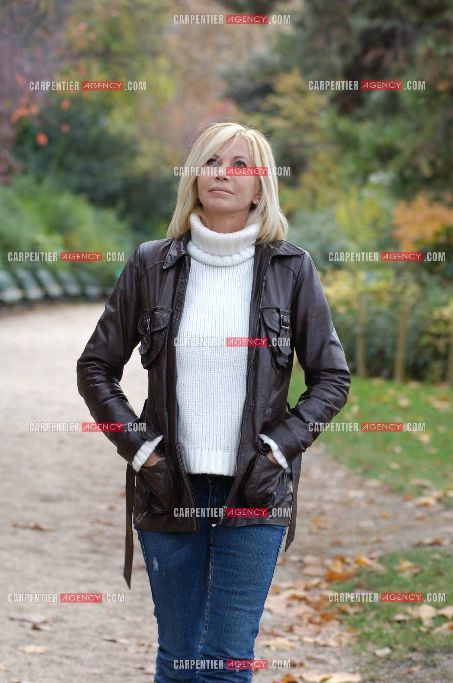 L'actrice Fiona Gélin lors d'une séance photos au Parc Monceau à Paris.    ( Exclusif )